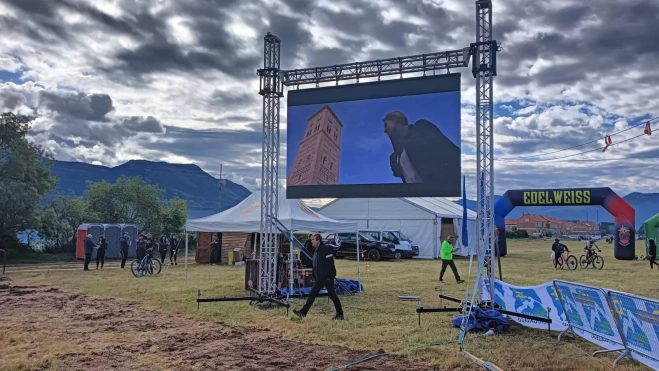 La carrera también se ha podido seguir en una pantalla gigante. Foto: Andrés Alcaraz La carrera también se ha podido seguir en una pantalla gigante. Foto: Andrés Alcaraz