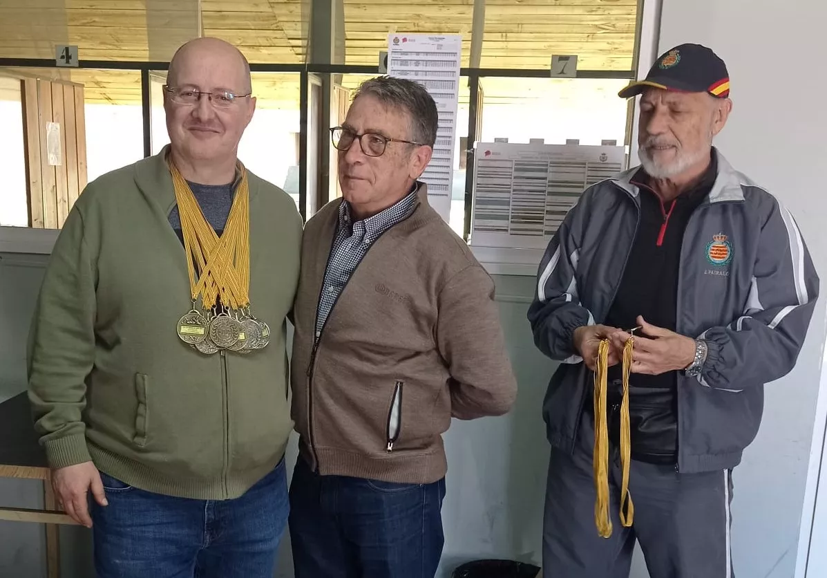 Rafael Velasco, cargado de medallas.