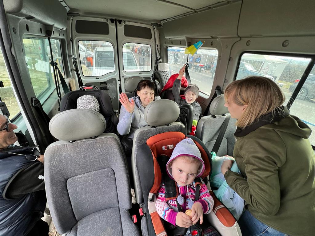 Primera expedición a Ucrania en marzo con ucranianos de vuelta para ponerse a salvo en España.