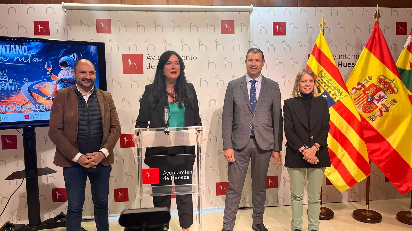 Fernando Torres, Lorena Orduna, Sergio Serra y Nuria Mur han presentado Somontano en Ruta en el Ayuntamiento de Huesca.