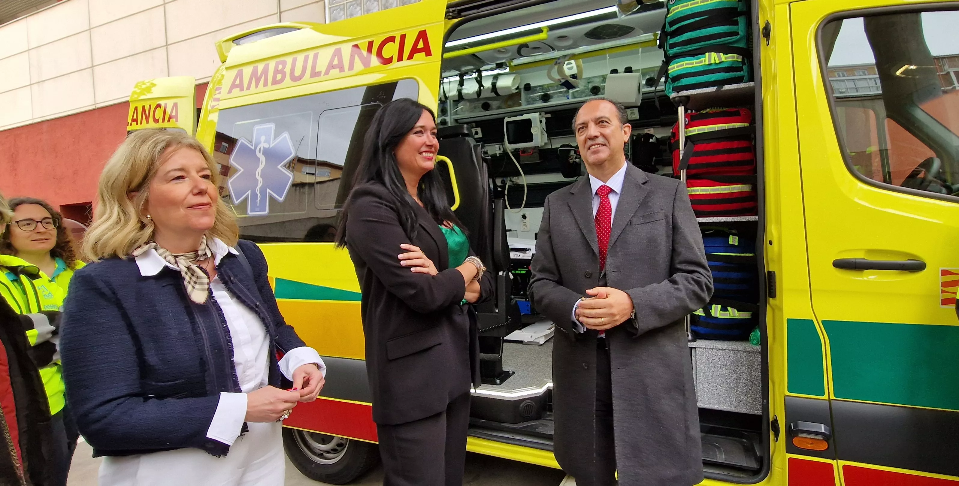 Marta Sampériz, Lorena Orduna y José Luis Bancalero. Las UVI móvil de Huesca dispondrán de un médico presencial las 24 horas de viernes a domingo y los festivos. Foto Myriam Martínez