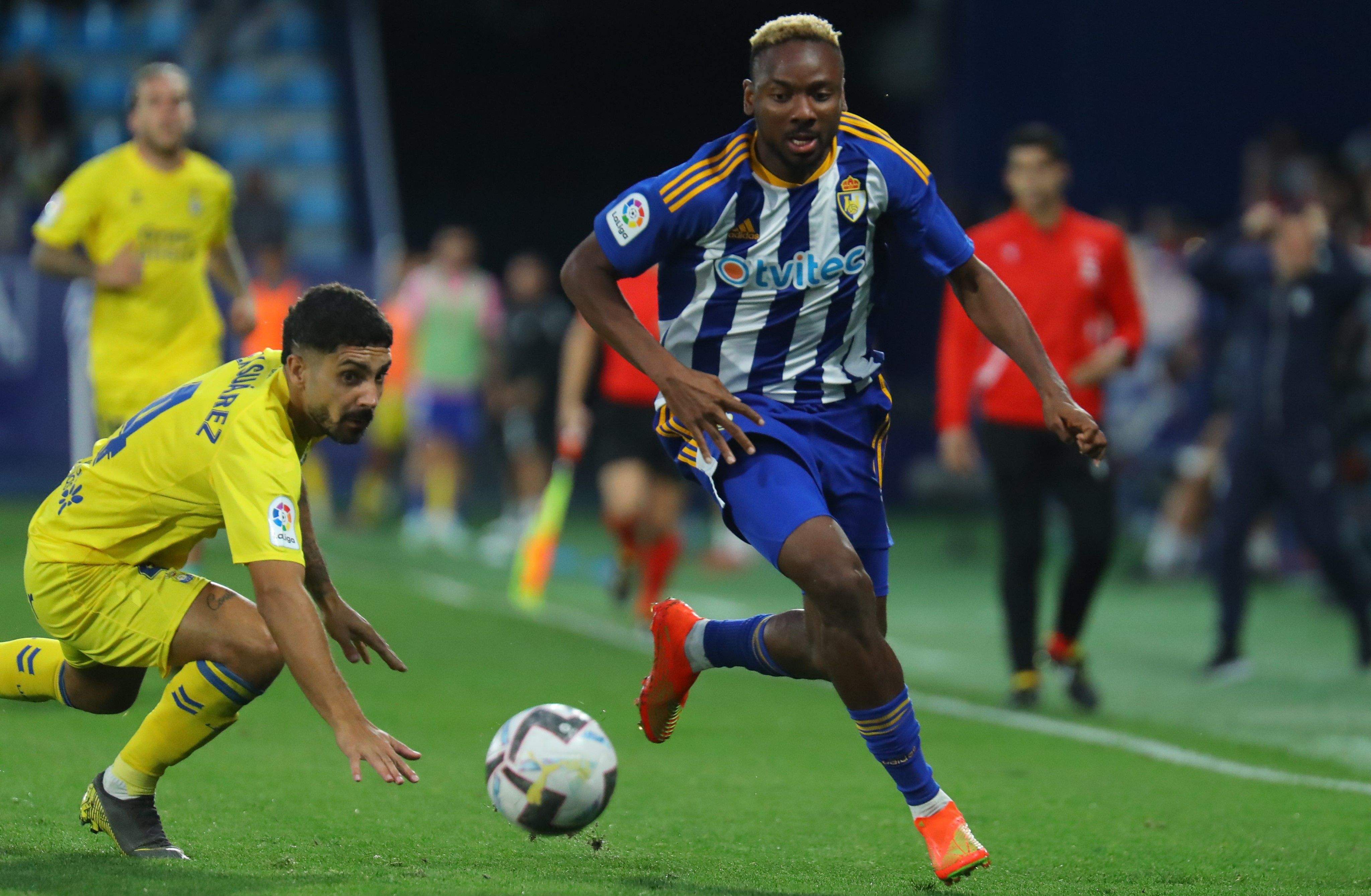 El jugador de la Ponferradina Nwakali conduce un balón. Foto: SD Ponferradina