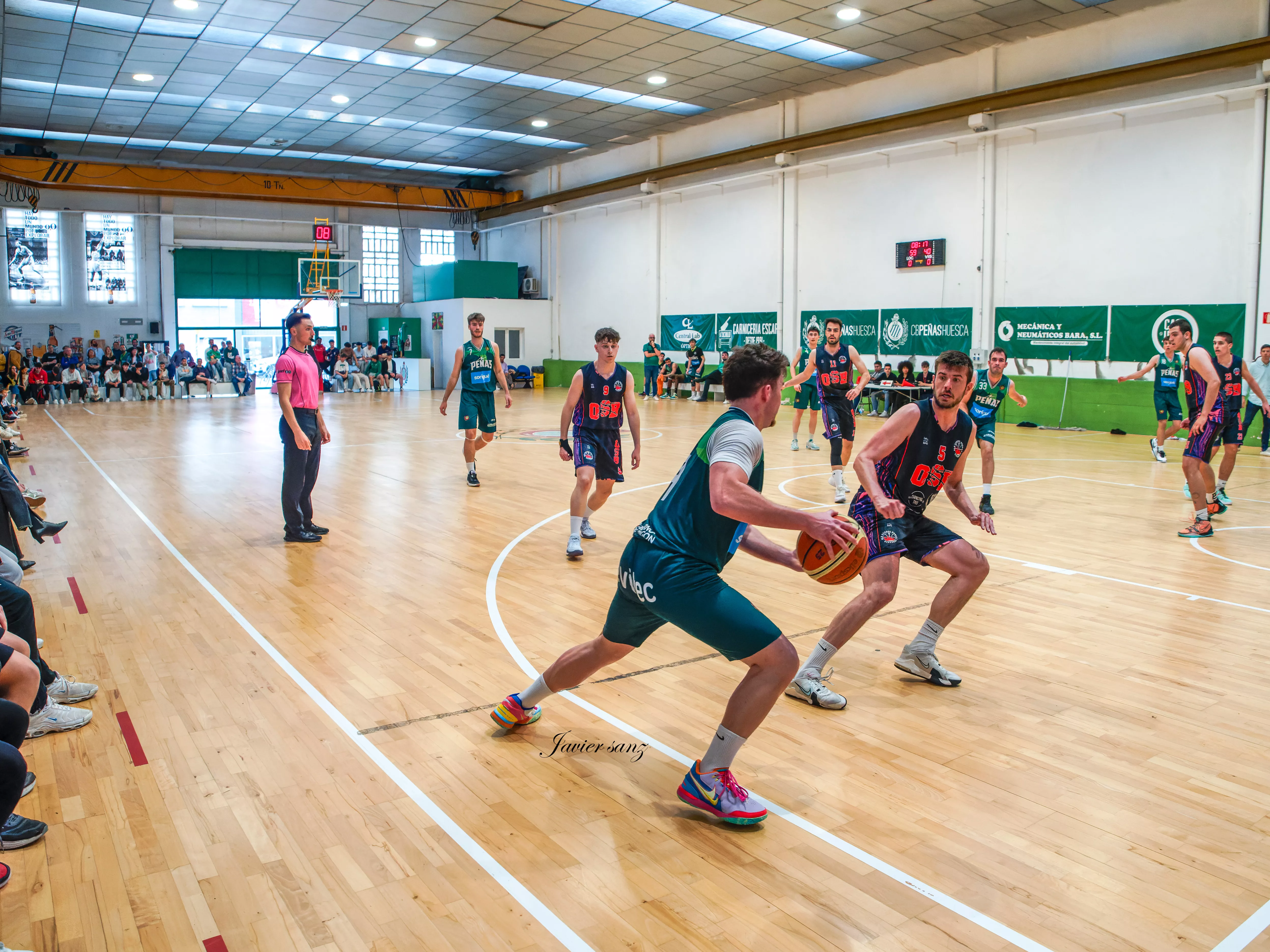 Un momento de partido entre el Peñas B y Old School. Foto: Javier Sánchez.