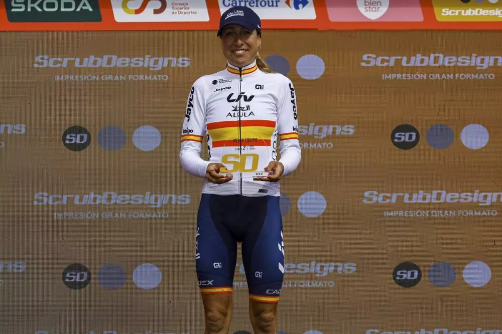 La española Mavi García, en el podio de la segunda etapa. La Vuelta Ciclista Femenina, un acontecimiento "de gran importancia" para Huesca