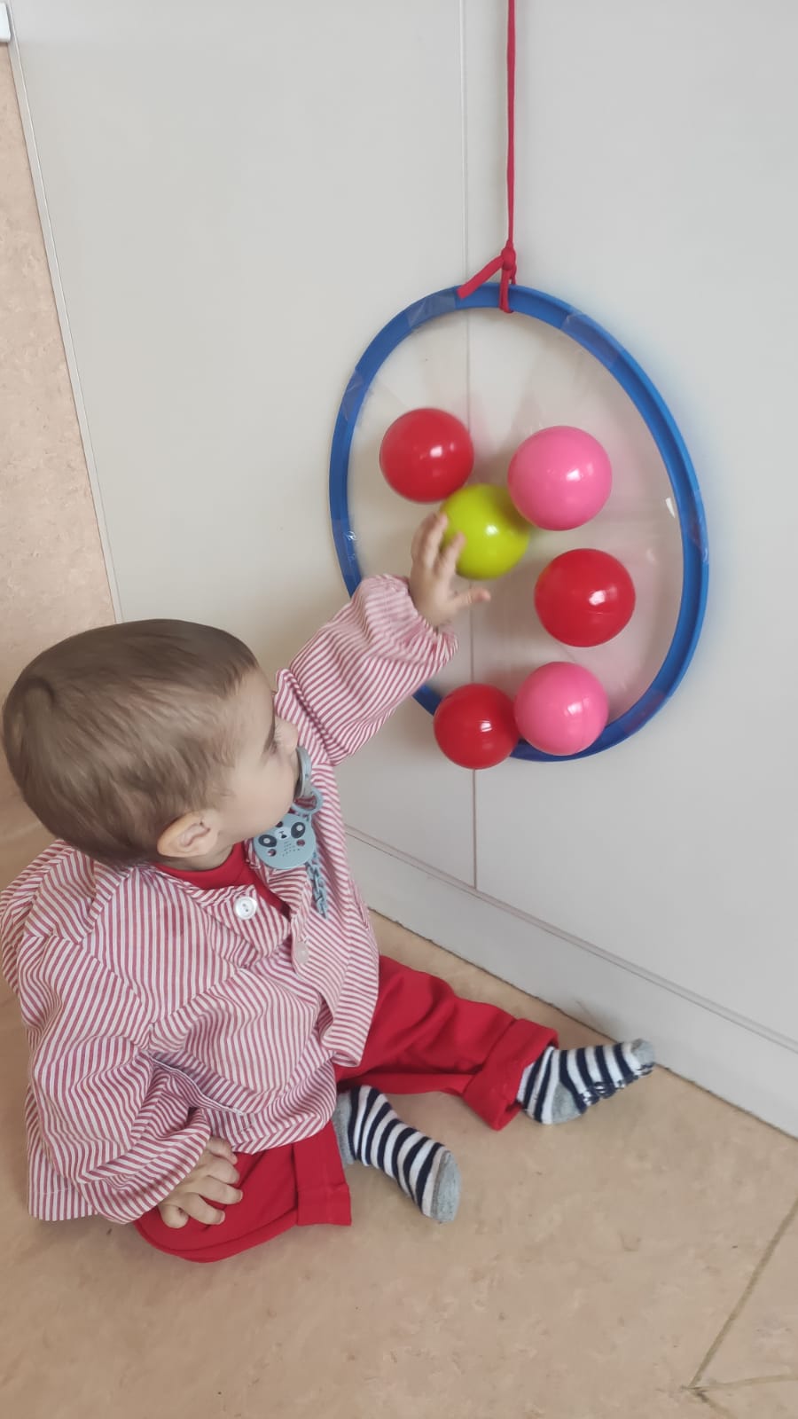 Mario con su juguete educativo. El juego es crucial