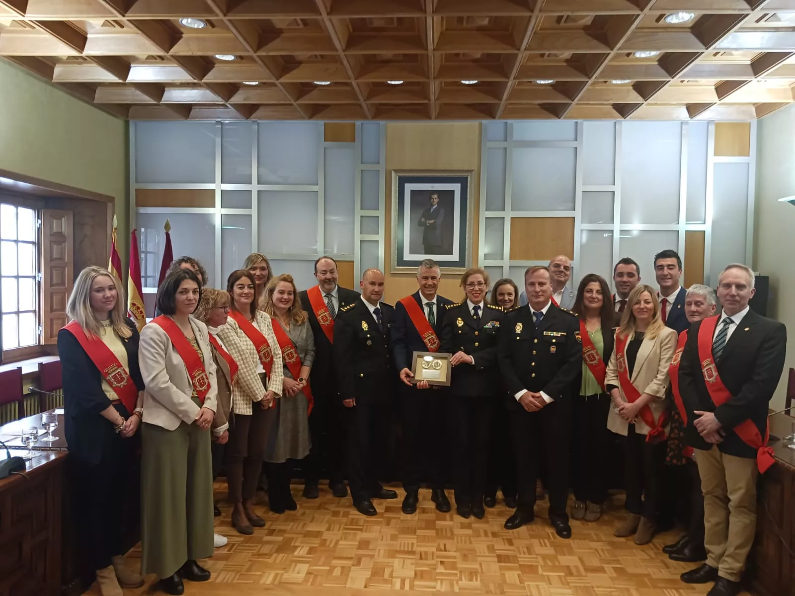 Acto de entrega a la Policía Nacional del Sueldo Jaqués por parte del Ayuntamiento de la localidad.
