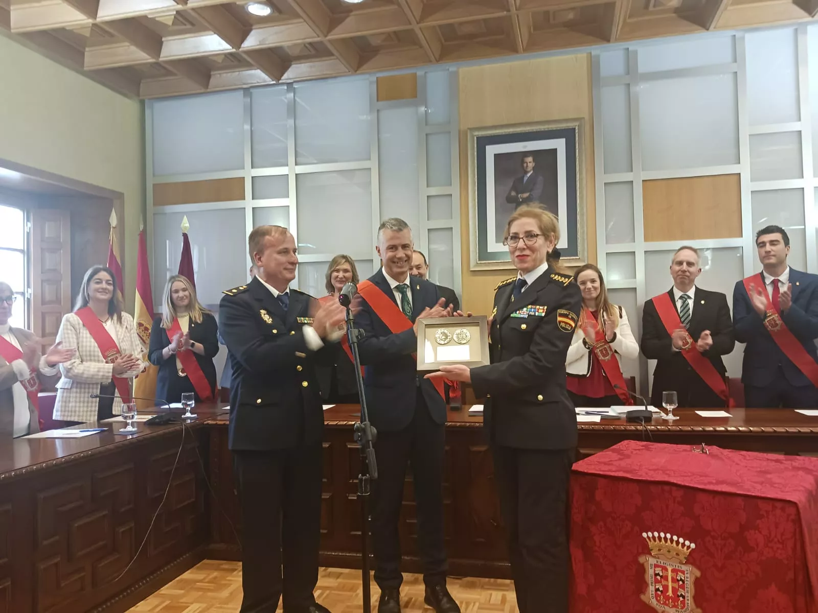 El Ayuntamiento ha entregado el Sueldo Jaqués a la Policía Nacional.