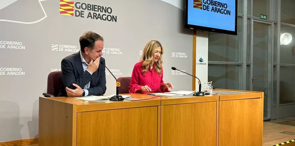 Roberto Bermúdez de Castro y Mar Vaquero, tras el Consejo de Gobierno que ha aprobado las Placas al Mérito de Protección Civil en Aragón.