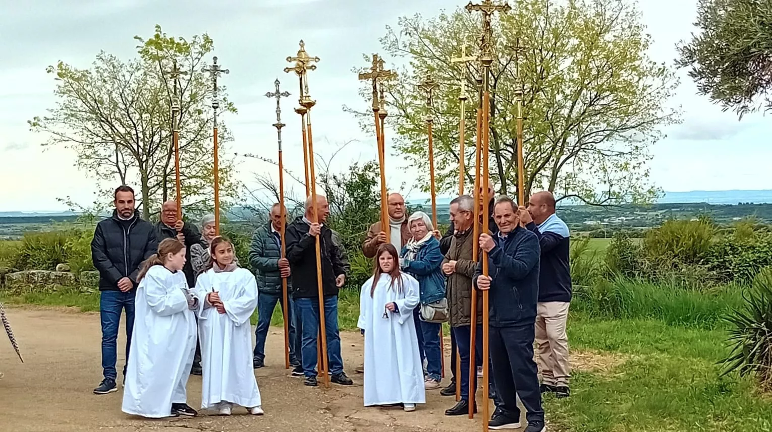 Las doce cruces del Abadiado en el encuentro antes de todas las celebraciones en el que ha imperado la fraternidad