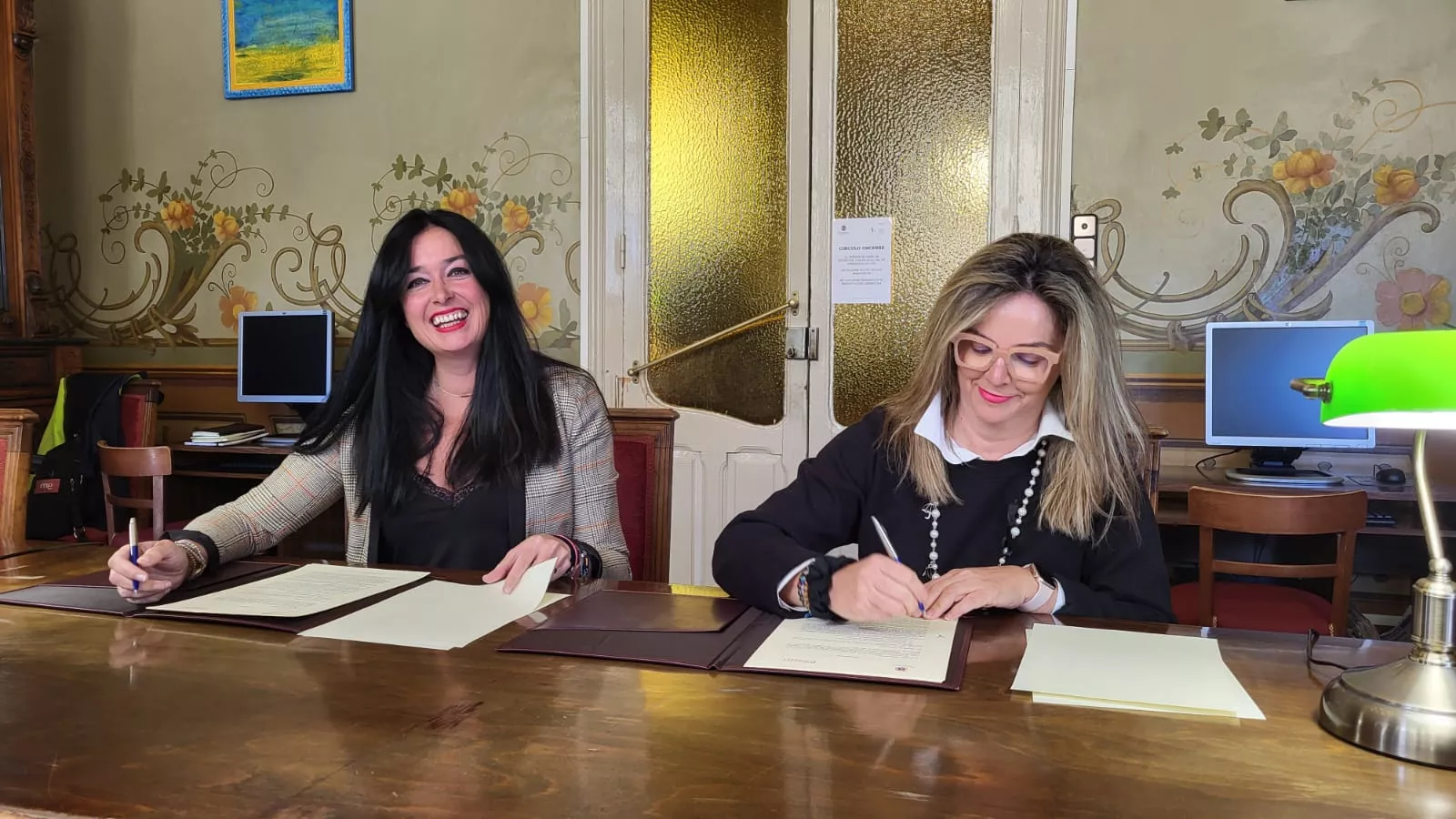 Lorena Orduna y Susana Lacostena en la firma del convenio