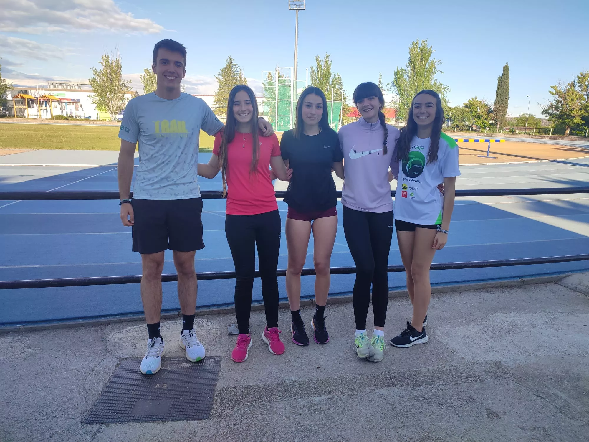 Alberto Santolaria, María Laguarta, Ana Fontán, Claudia Arce y Vega Araguás en la Ciudad Deportiva.