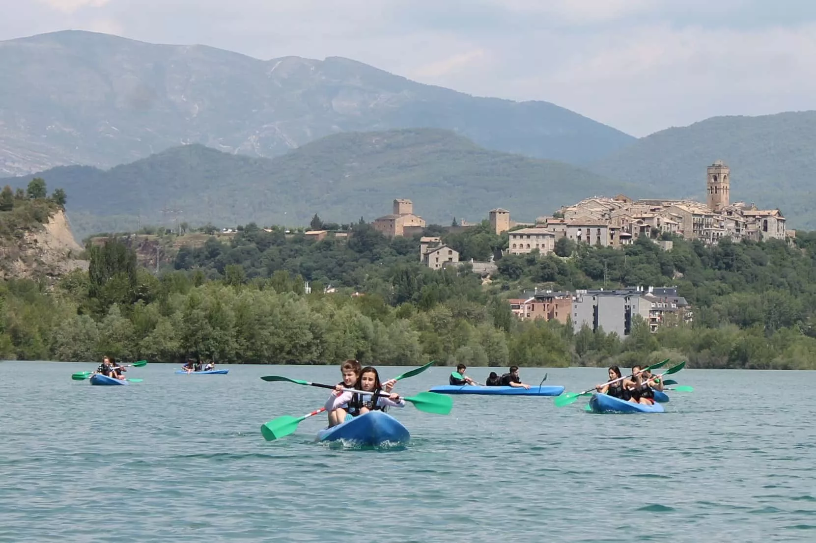 Canoas en Aínsa, en la comarca del Sobrarbe. Foto TT Aventura Canoas en Aínsa, en la comarca del Sobrarbe. Foto TT Aventura