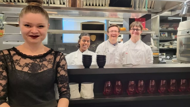 Catalina, trabajadora del Tatau, con Sova, Juan y José Catalina, trabajadora del Tatau, con Sova, Juan y José