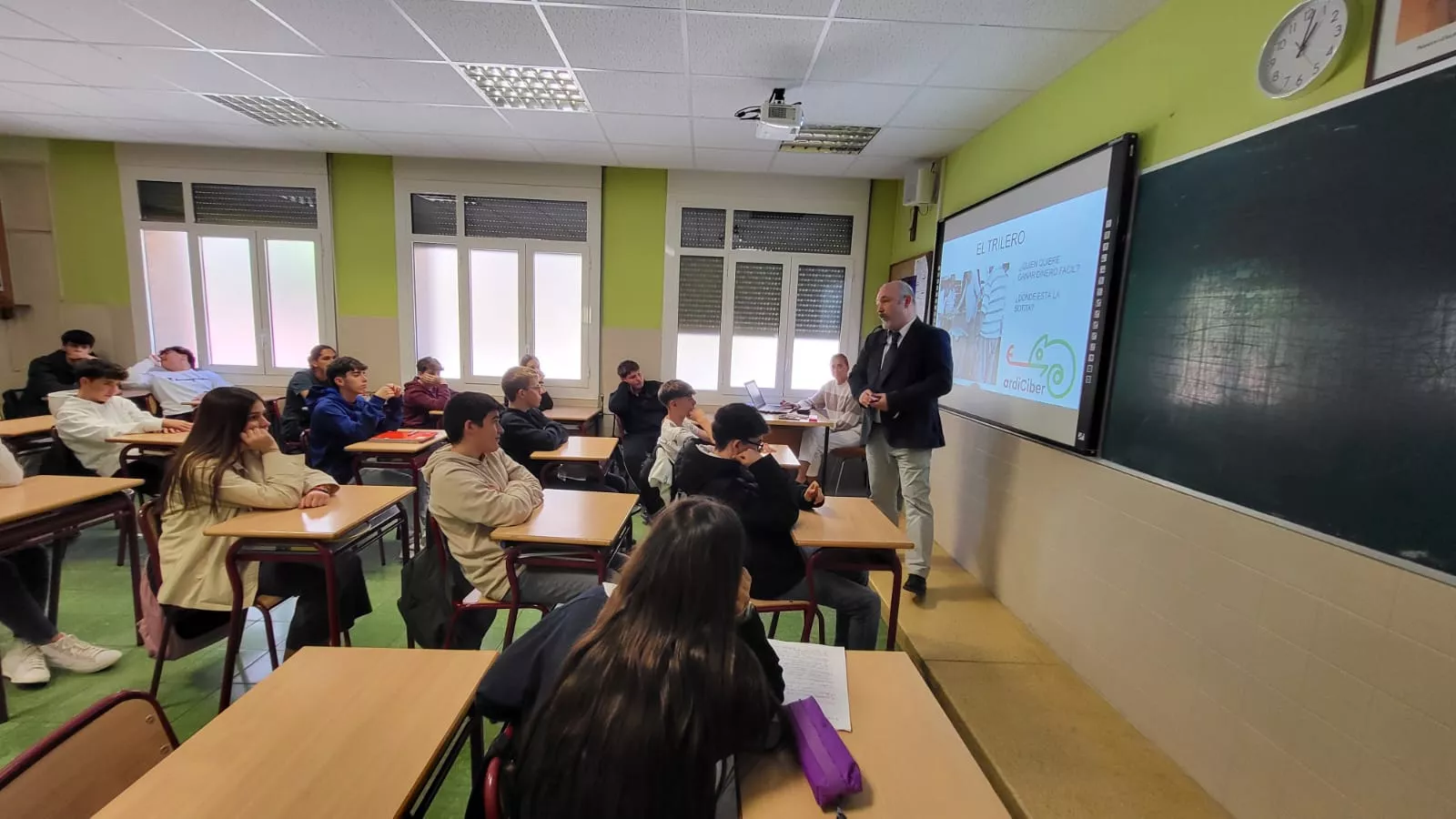 Carlos Solano conciencia en San Viator contra las ciberestafas
