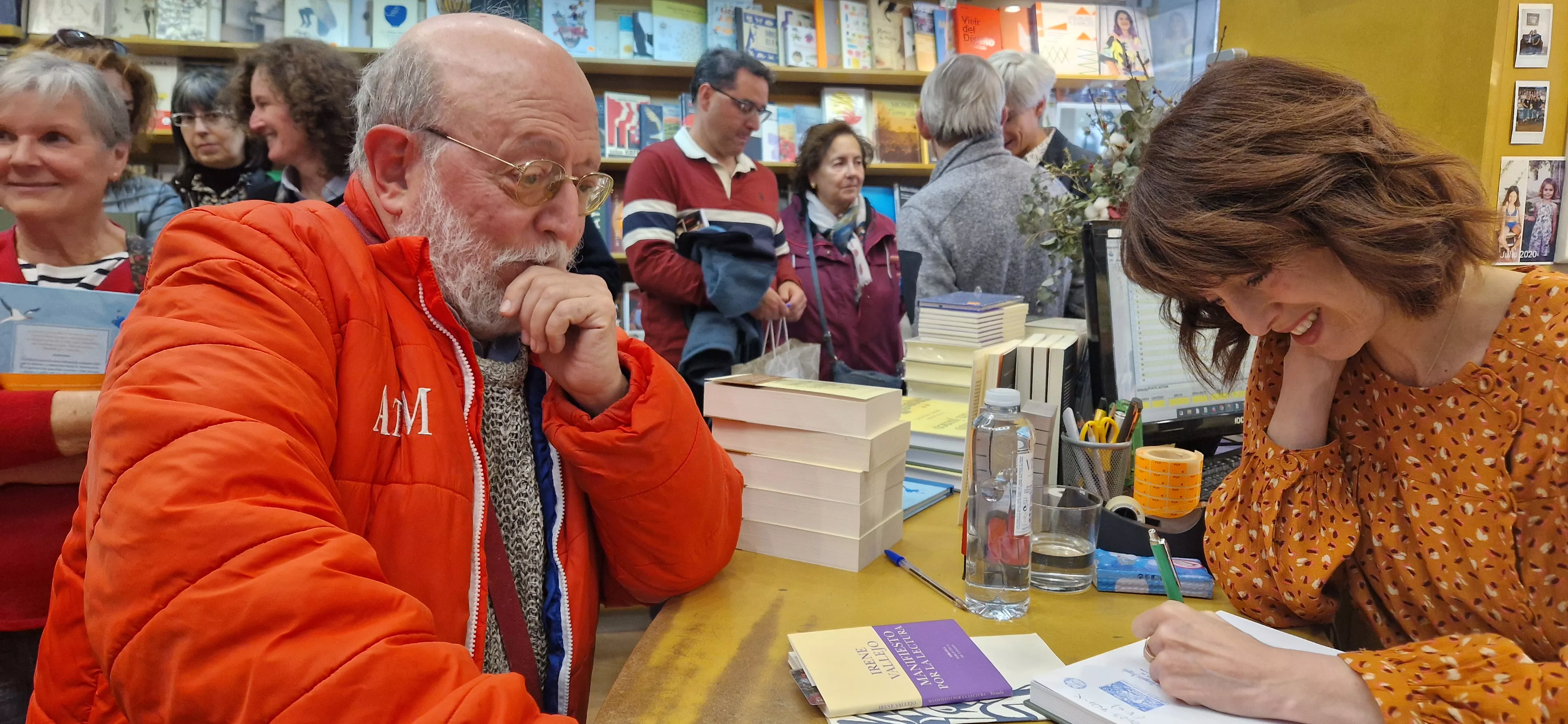 Irene Vallejo, firmando ejemplares en la librería Anónima de Huesca. Foto Myriam Martínez 