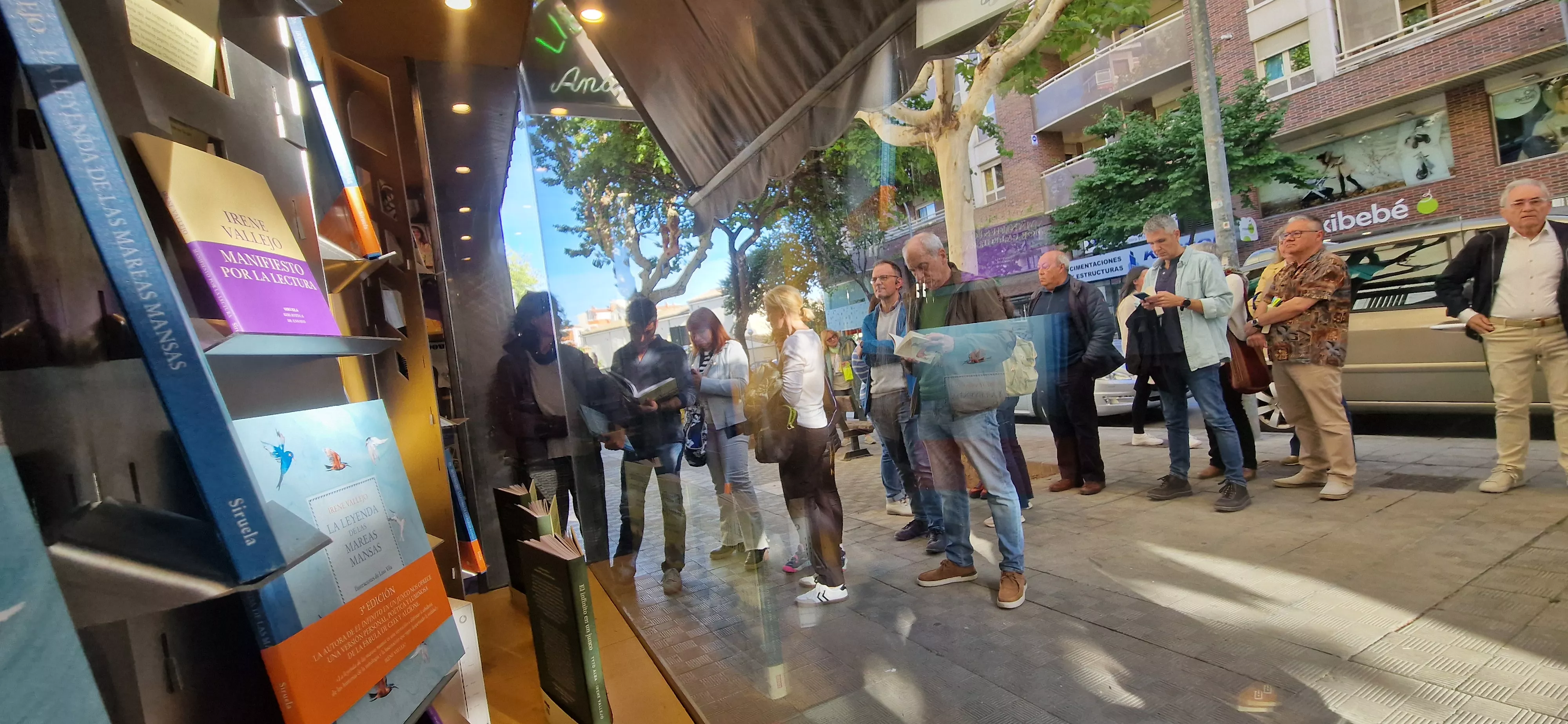 Irene Vallejo, firmando ejemplares en la librería Anónima de Huesca. Foto Myriam Martínez 