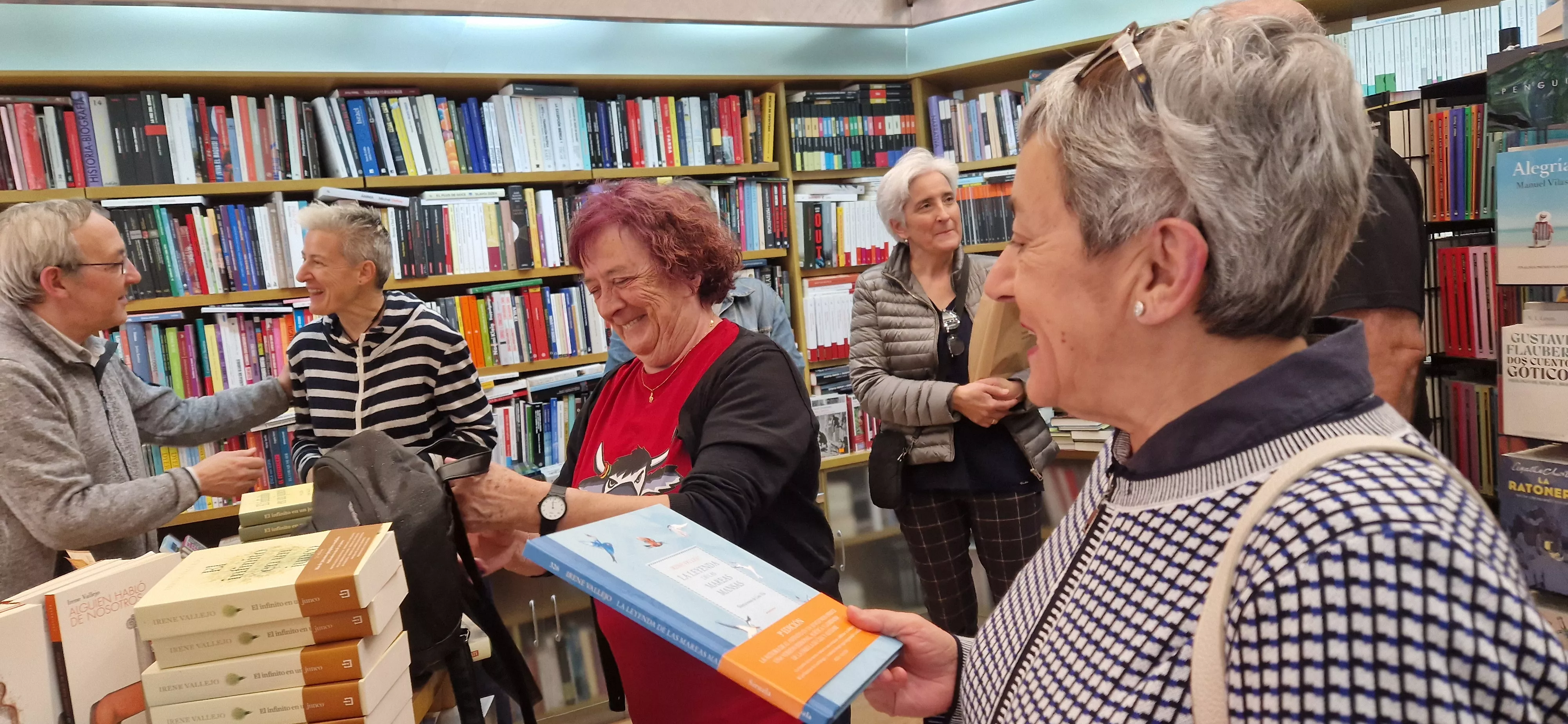 Irene Vallejo, firmando ejemplares en la librería Anónima de Huesca. Foto Myriam Martínez 