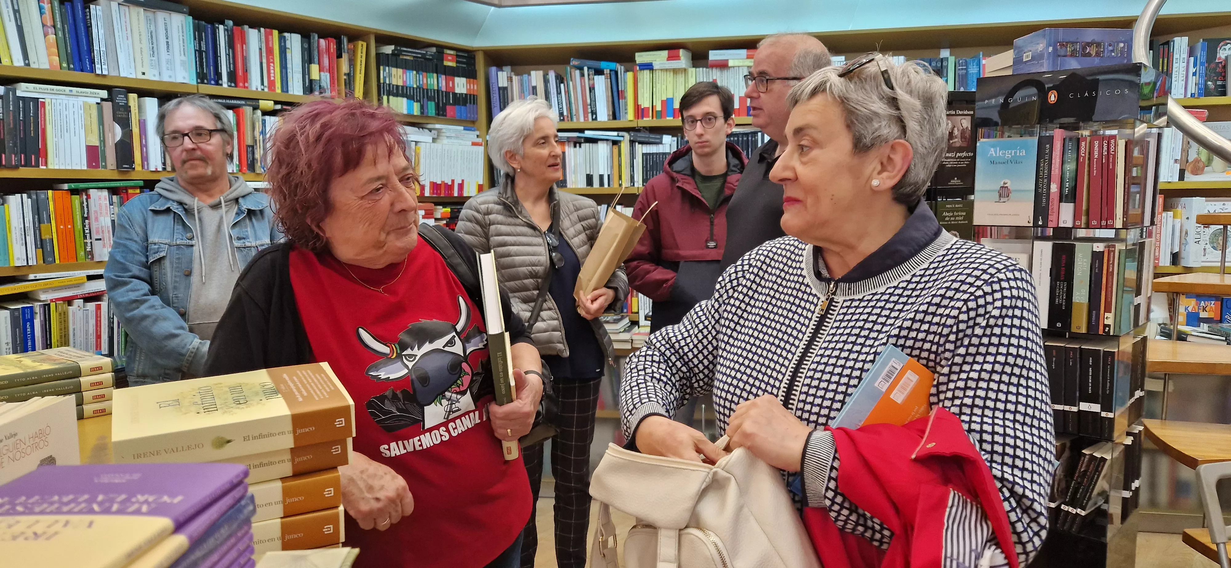 Irene Vallejo, firmando ejemplares en la librería Anónima de Huesca. Foto Myriam Martínez 