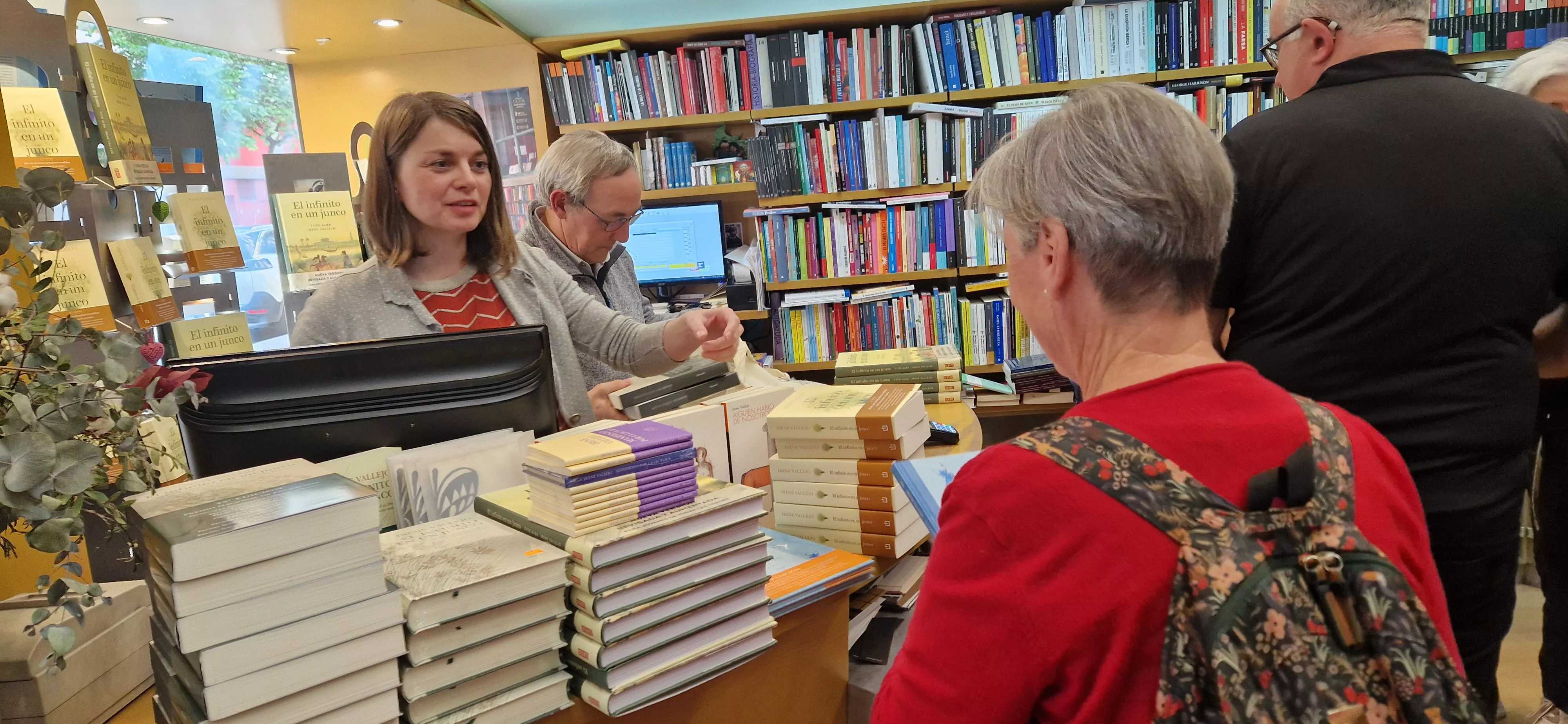 Irene Vallejo, firmando ejemplares en la librería Anónima de Huesca. Foto Myriam Martínez 