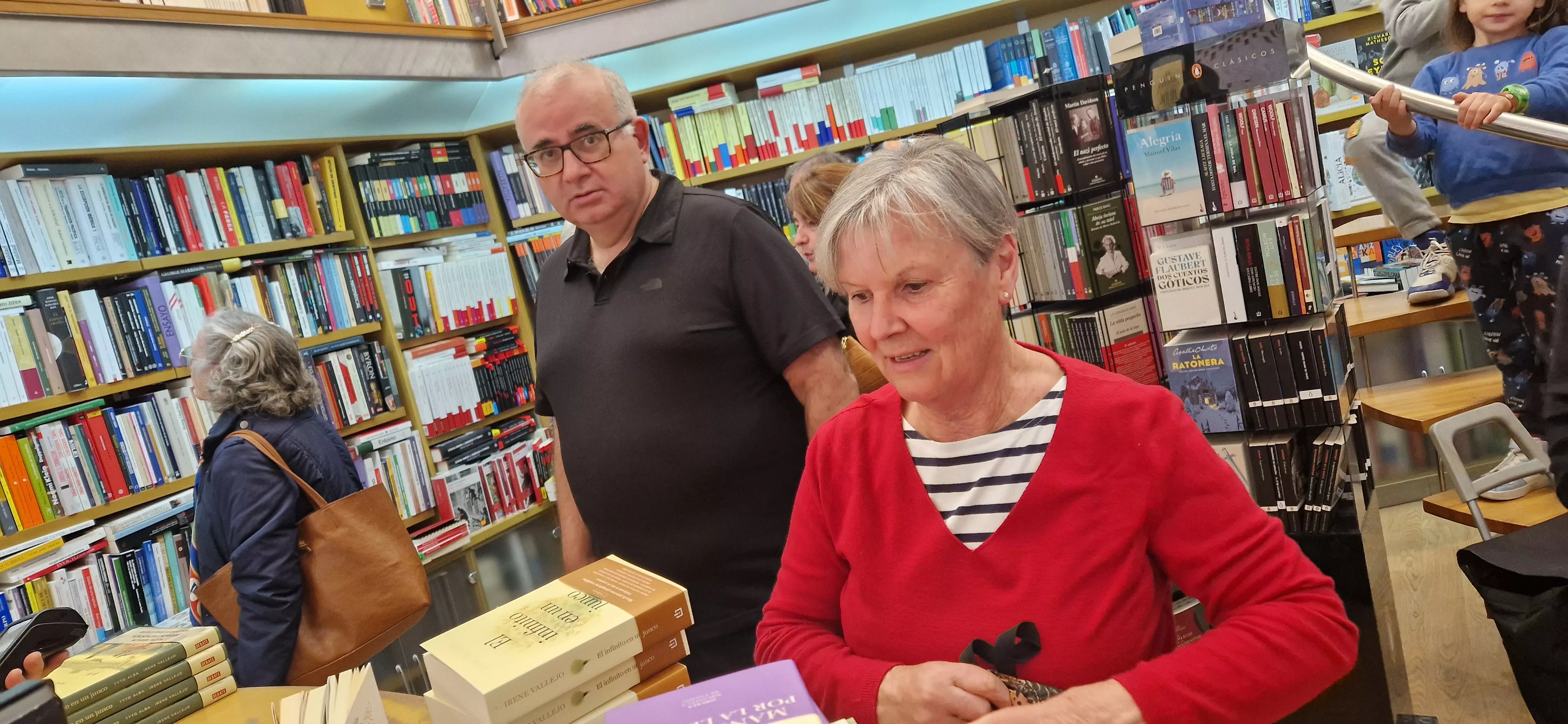 Irene Vallejo, firmando ejemplares en la librería Anónima de Huesca. Foto Myriam Martínez 