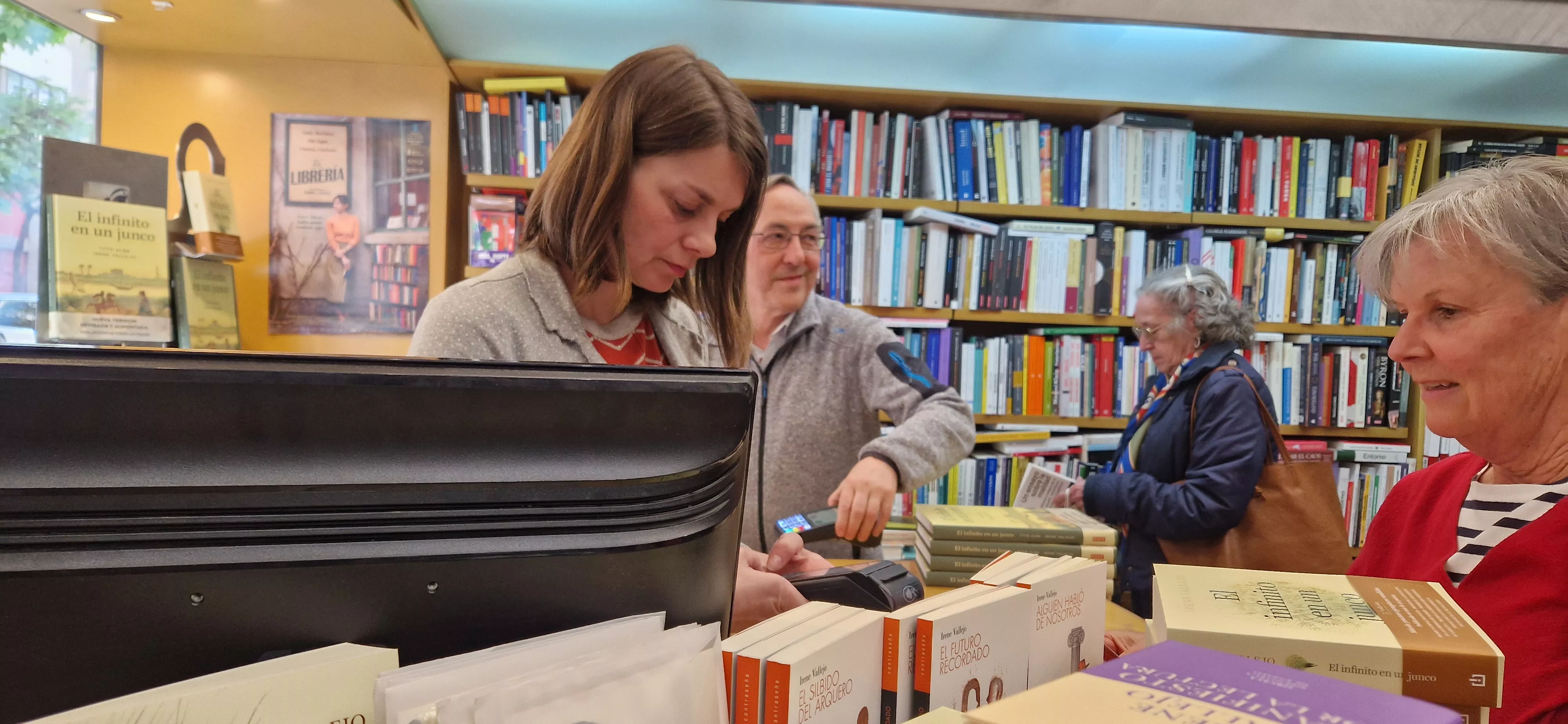 Irene Vallejo, firmando ejemplares en la librería Anónima de Huesca. Foto Myriam Martínez 
