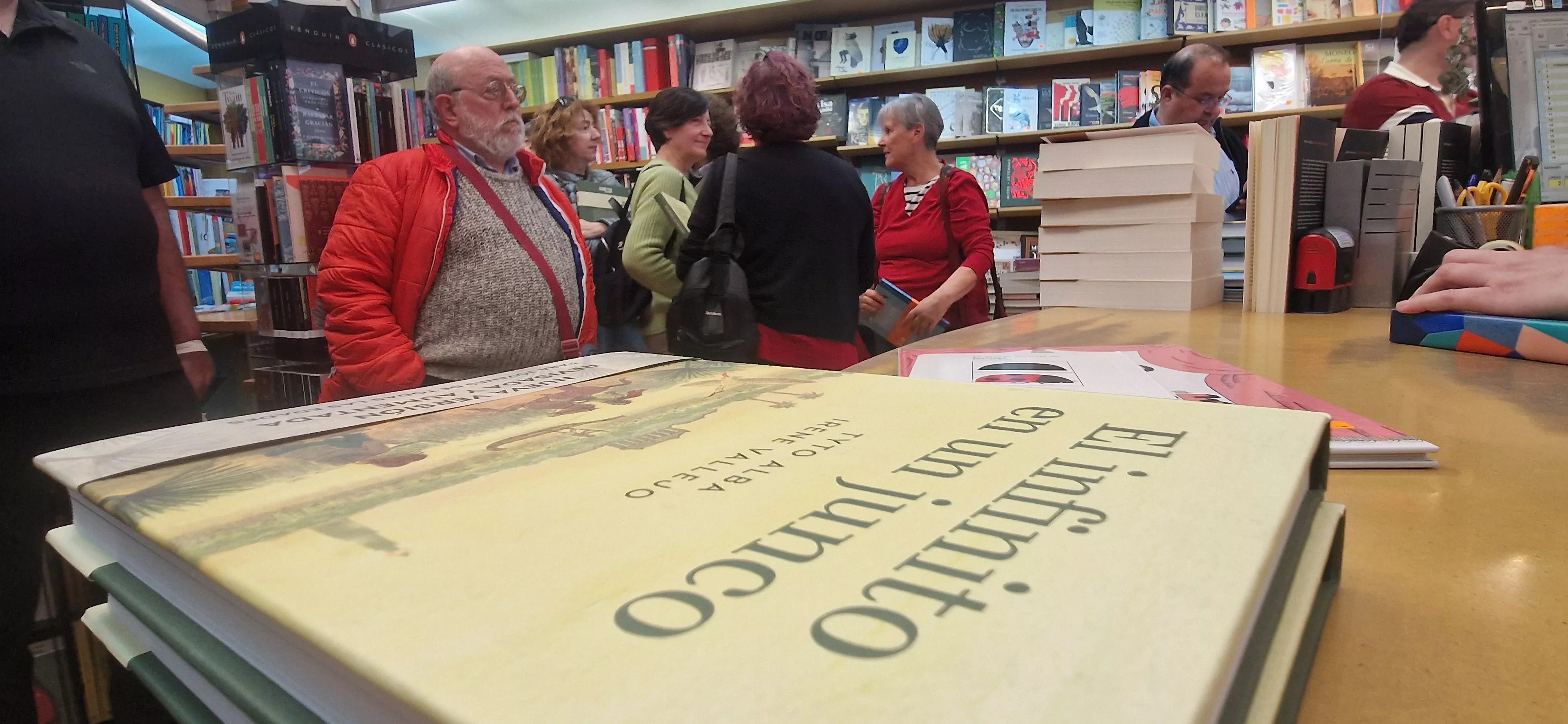 Irene Vallejo, firmando ejemplares en la librería Anónima de Huesca. Foto Myriam Martínez 