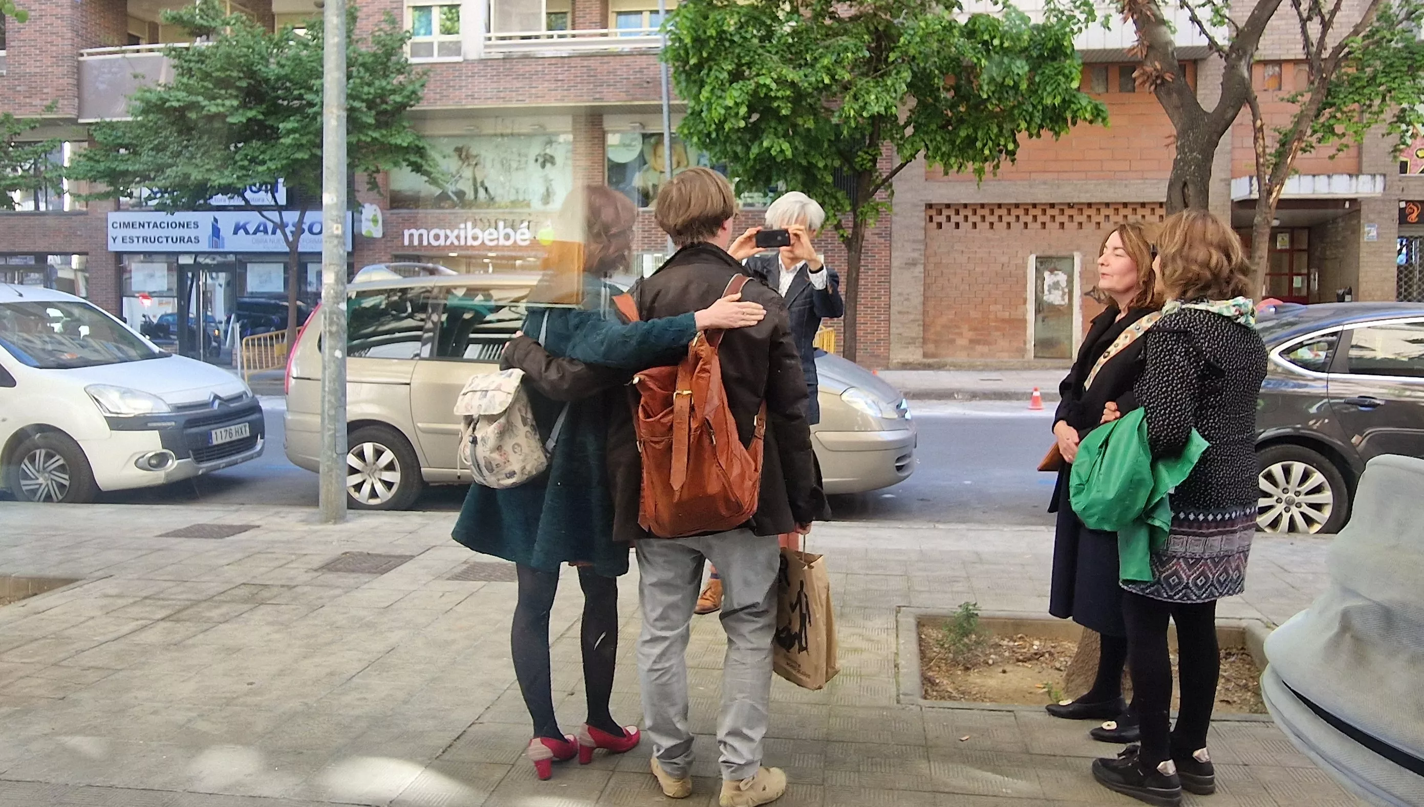 Irene Vallejo, firmando ejemplares en la librería Anónima de Huesca. Foto Myriam Martínez 