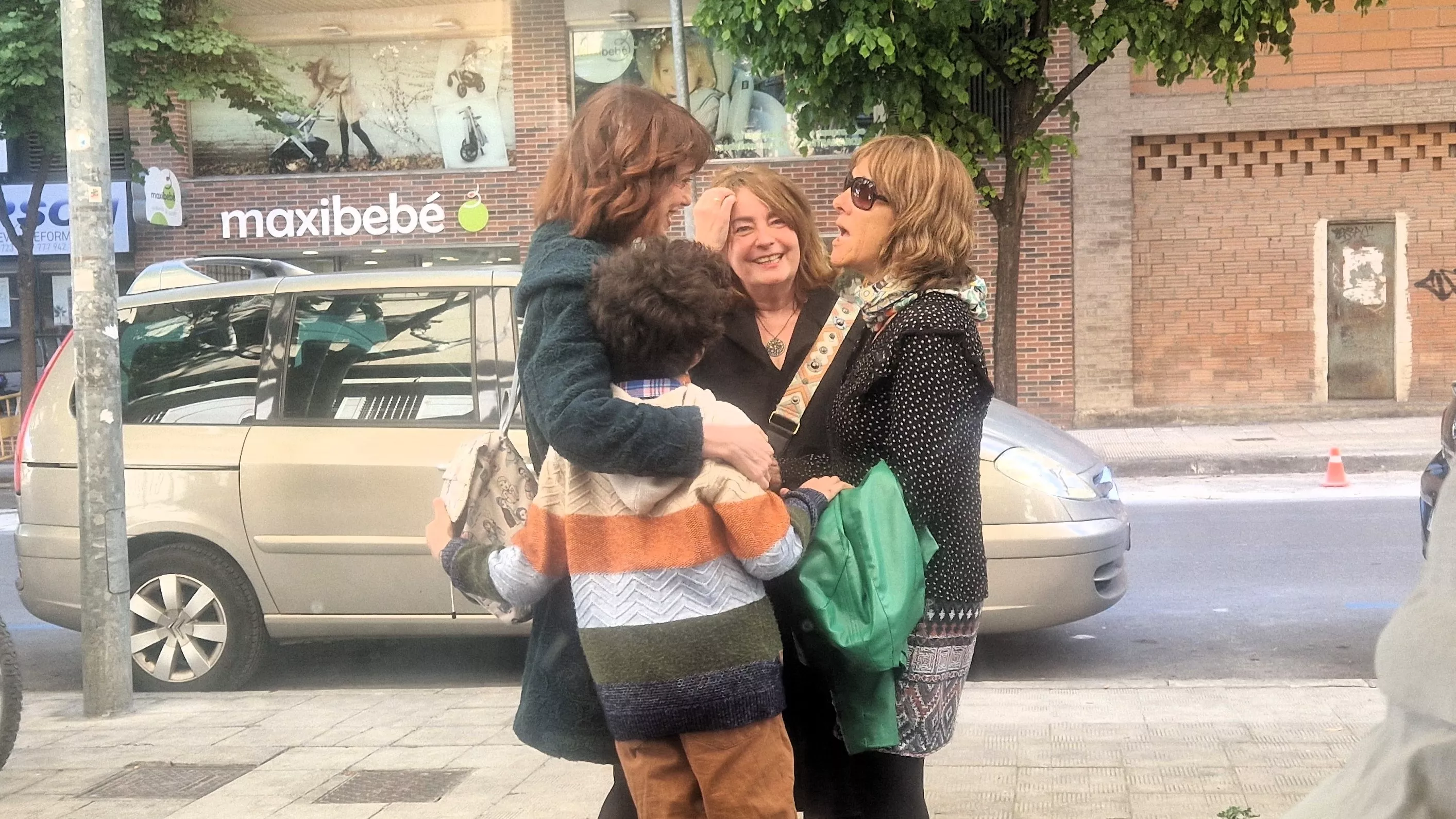 Irene Vallejo, firmando ejemplares en la librería Anónima de Huesca. Foto Myriam Martínez 