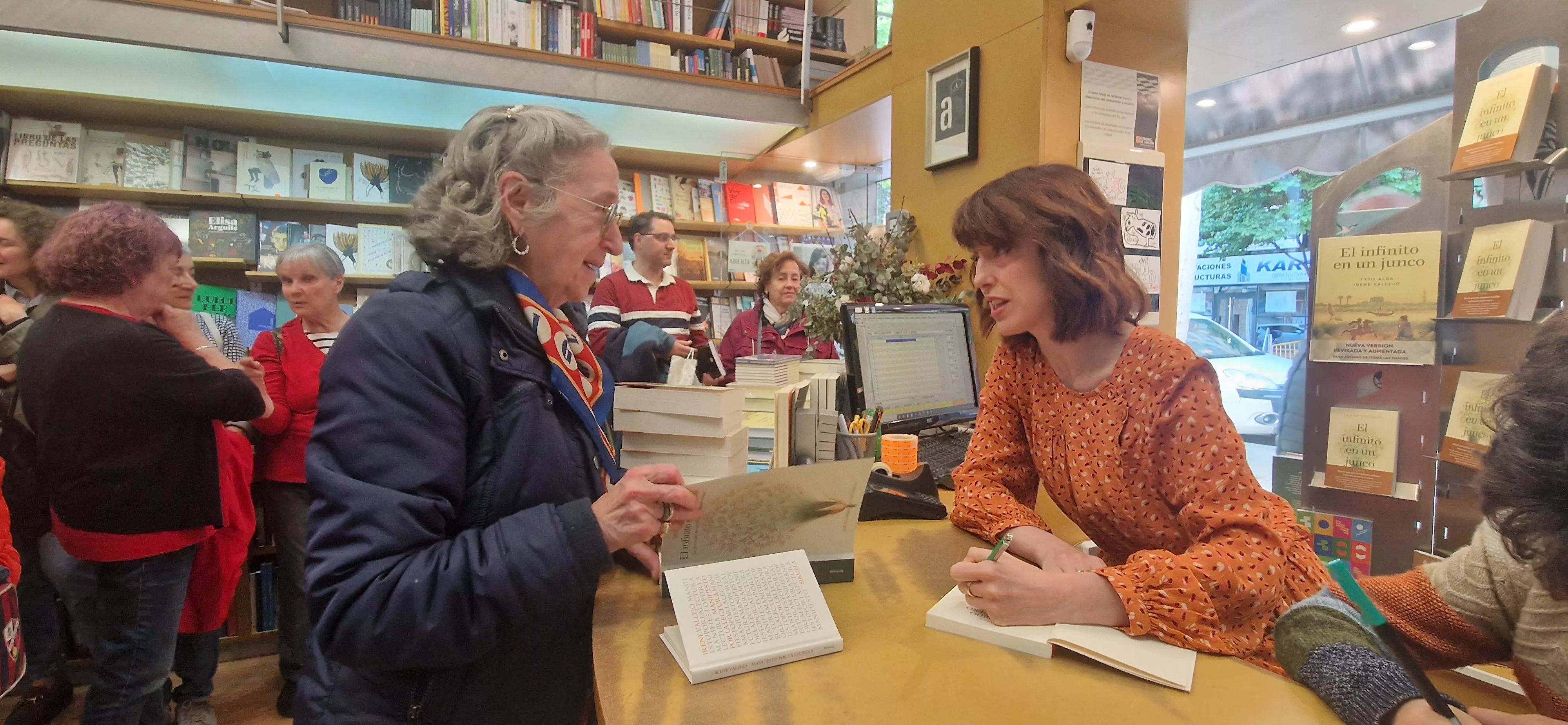 Irene Vallejo, firmando ejemplares en la librería Anónima de Huesca. Foto Myriam Martínez 