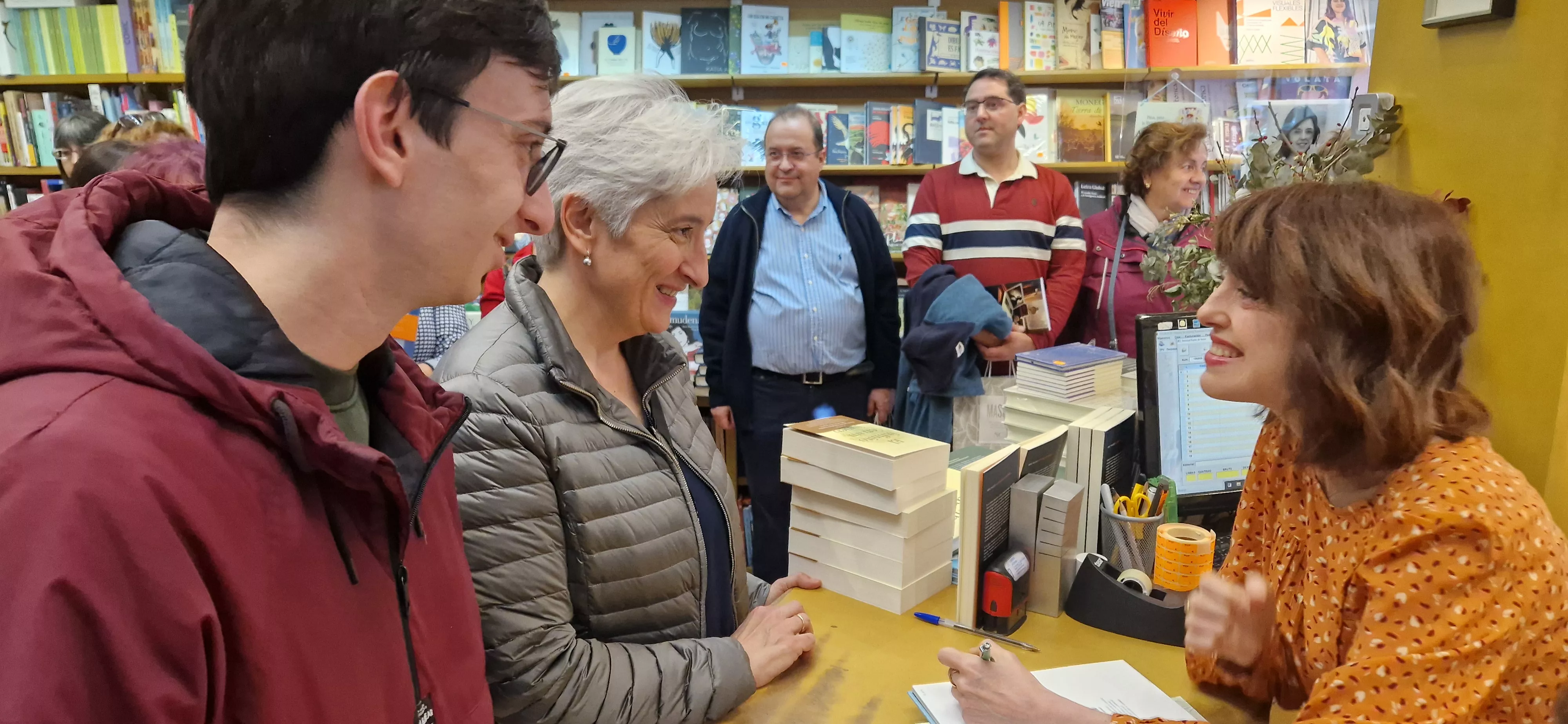 Irene Vallejo, firmando ejemplares en la librería Anónima de Huesca. Foto Myriam Martínez 