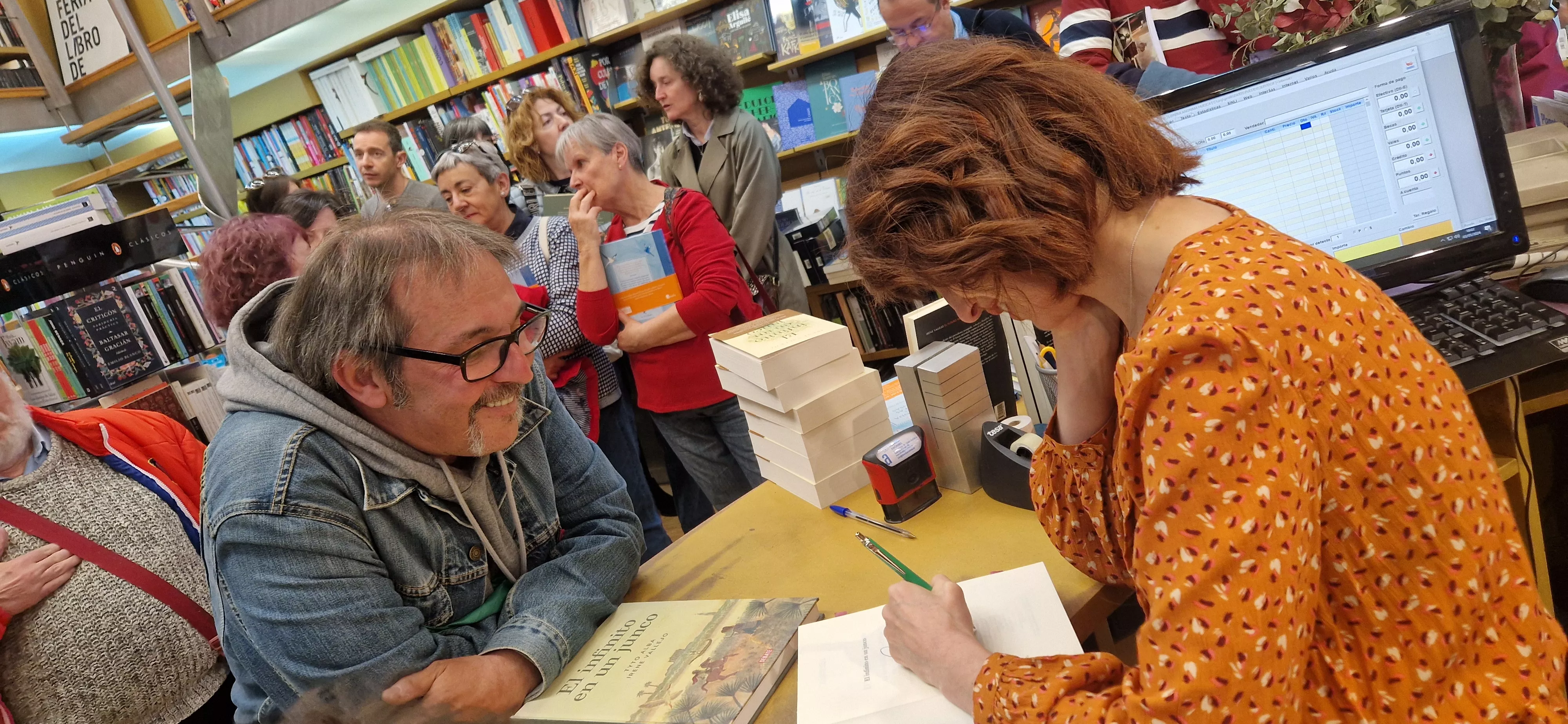 Irene Vallejo, firmando ejemplares en la librería Anónima de Huesca. Foto Myriam Martínez 