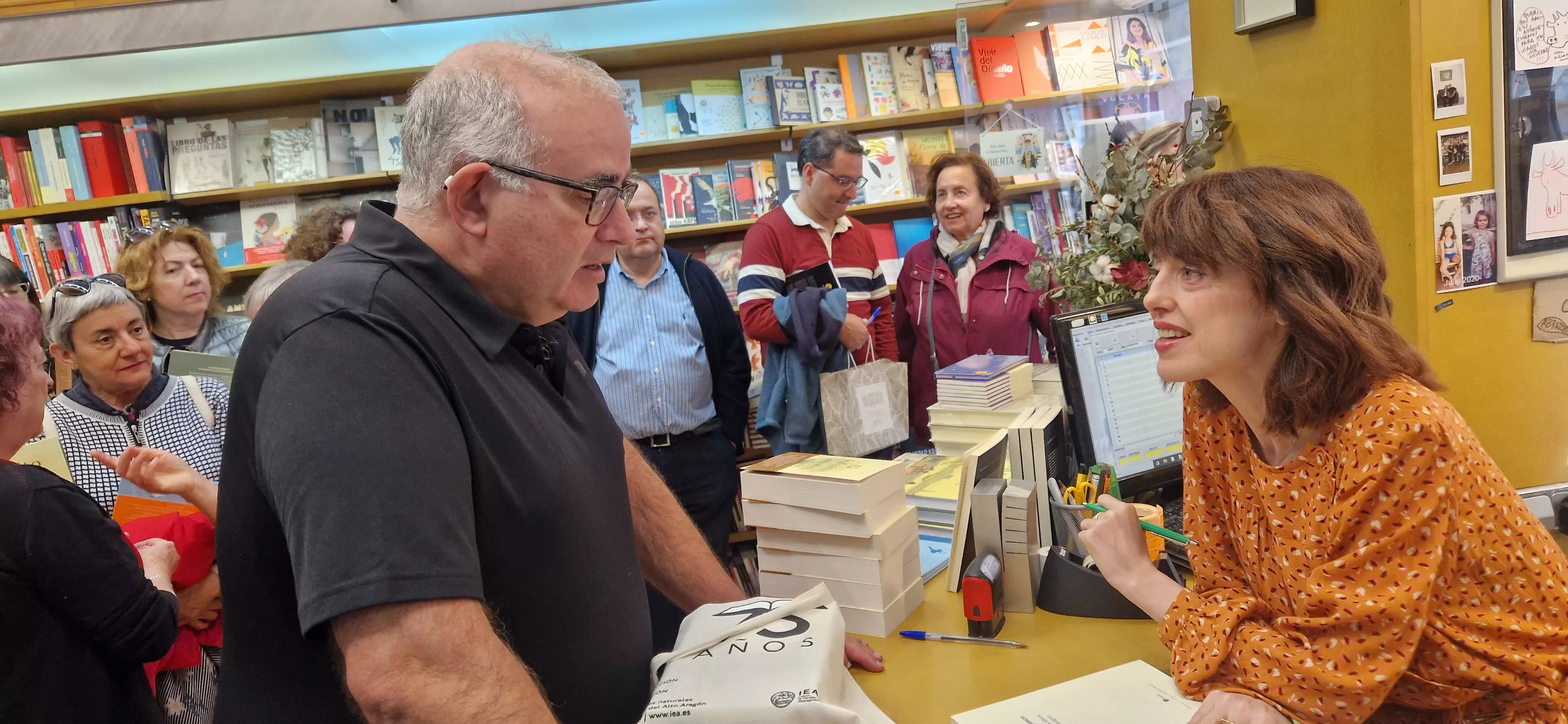 Irene Vallejo, firmando ejemplares en la librería Anónima de Huesca. Foto Myriam Martínez 