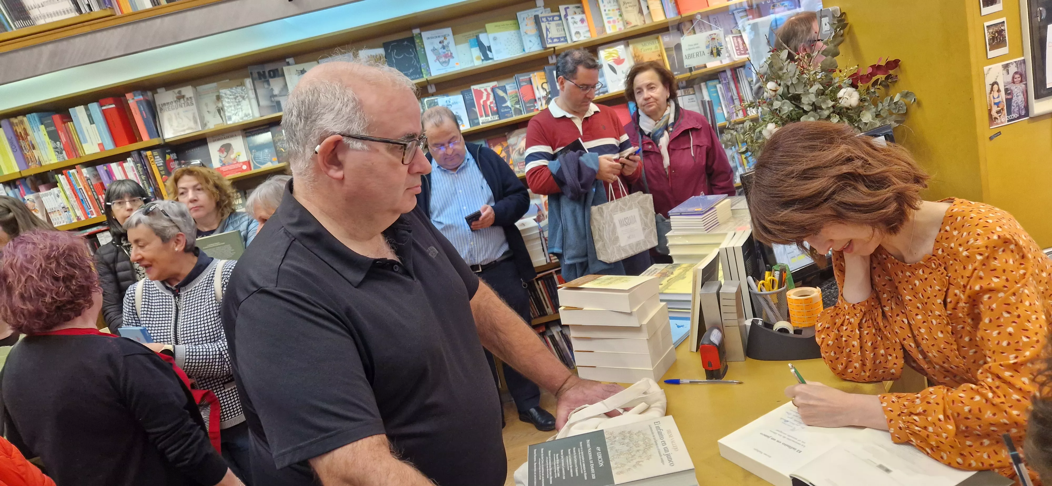 Irene Vallejo, firmando ejemplares en la librería Anónima de Huesca. Foto Myriam Martínez 