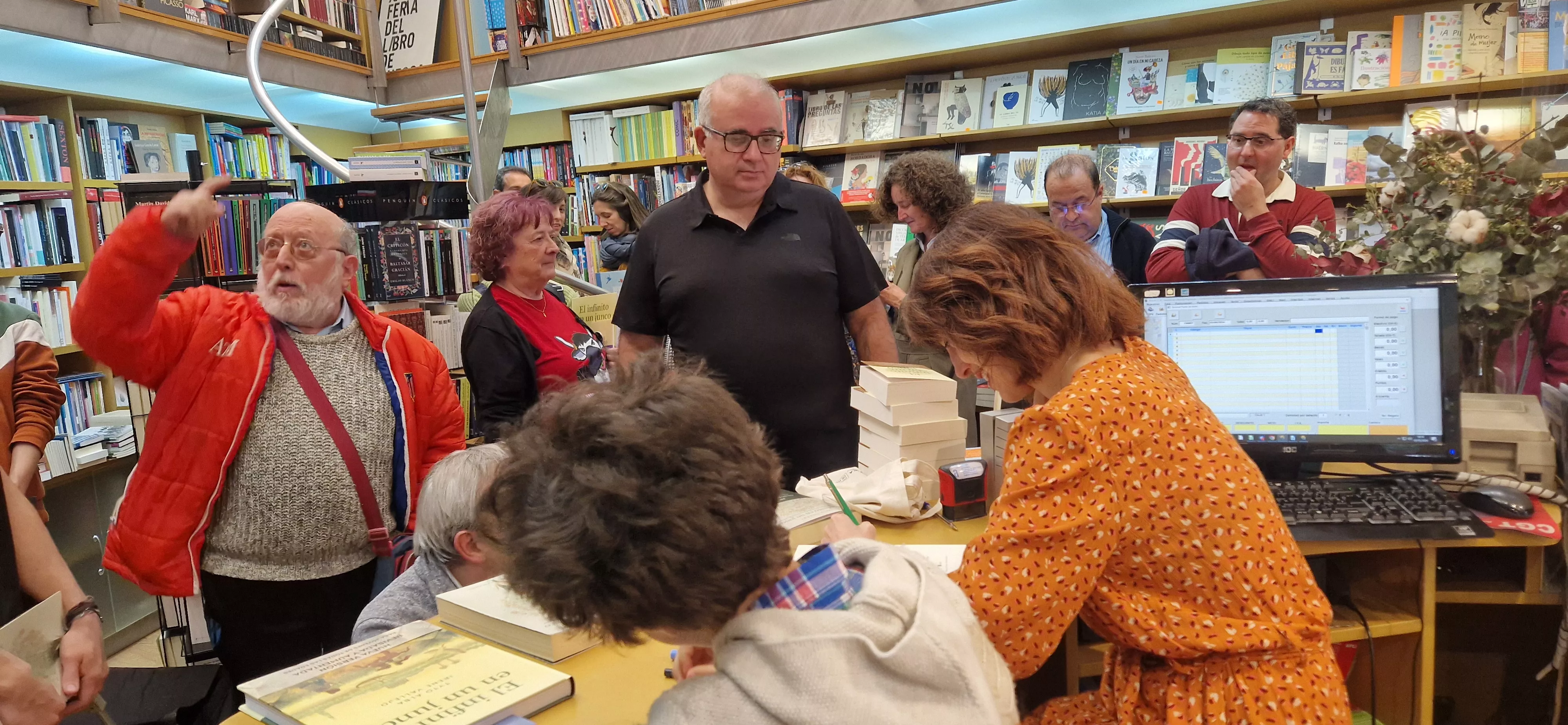 Irene Vallejo, firmando ejemplares en la librería Anónima de Huesca. Foto Myriam Martínez 