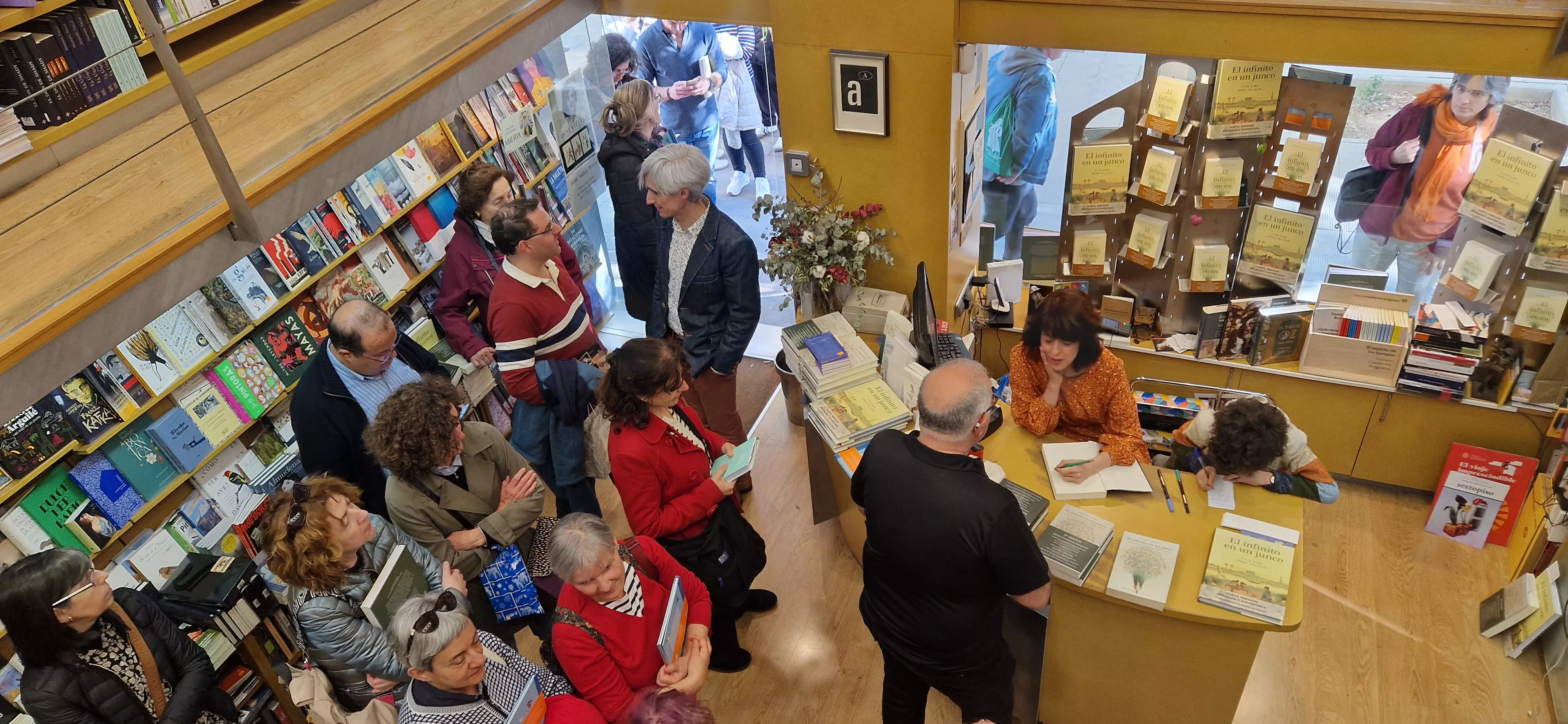 Irene Vallejo, firmando ejemplares en la librería Anónima de Huesca. Foto Myriam Martínez 