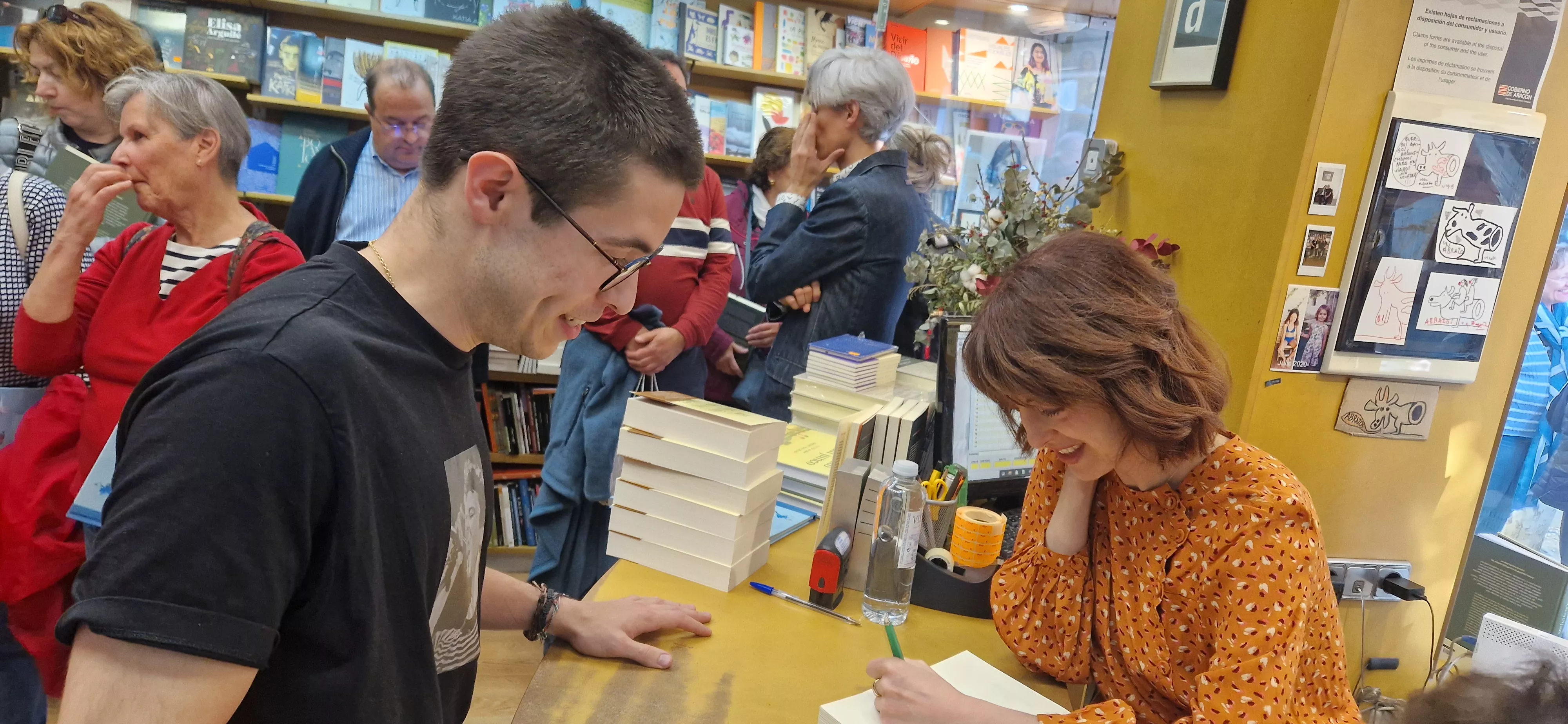 Irene Vallejo, firmando ejemplares en la librería Anónima de Huesca. Foto Myriam Martínez 