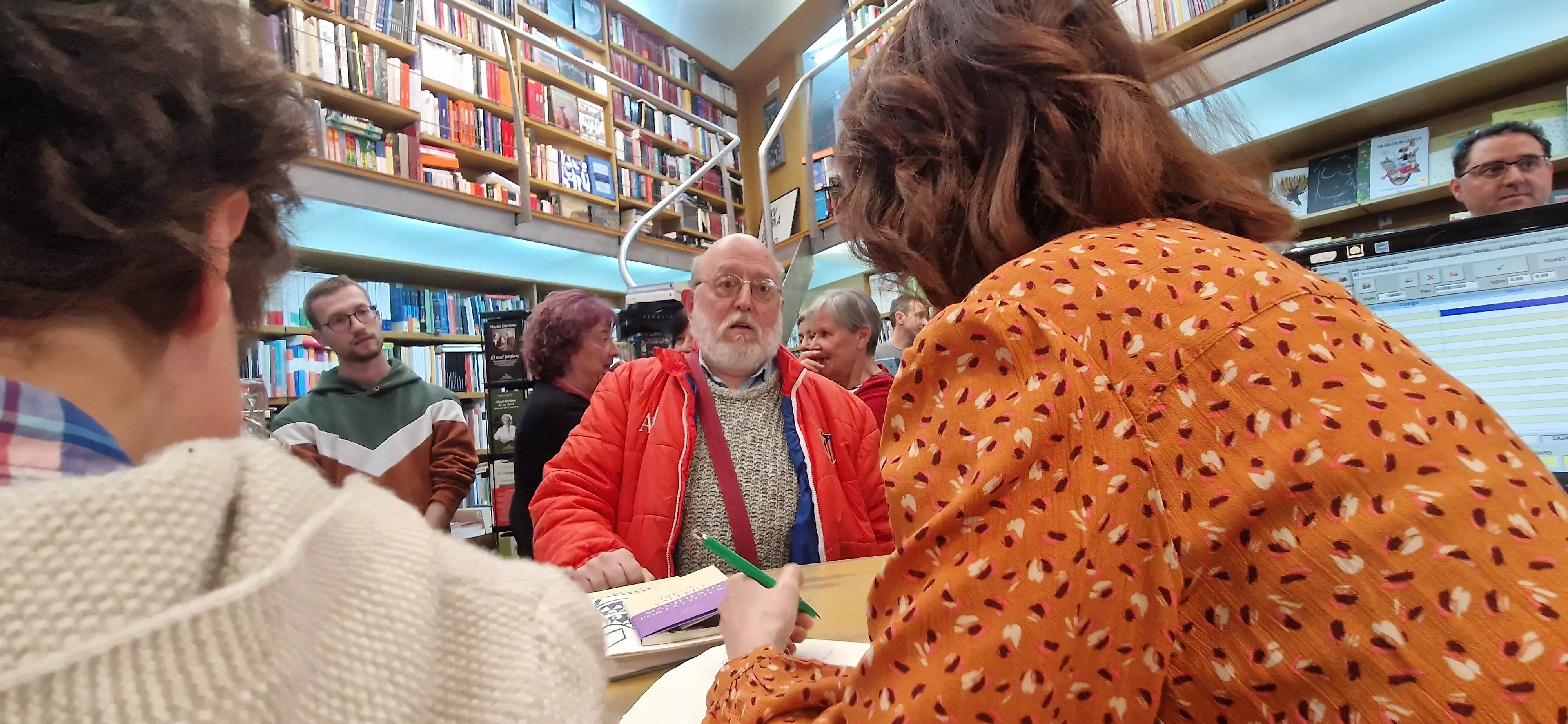 Irene Vallejo, firmando ejemplares en la librería Anónima de Huesca. Foto Myriam Martínez 