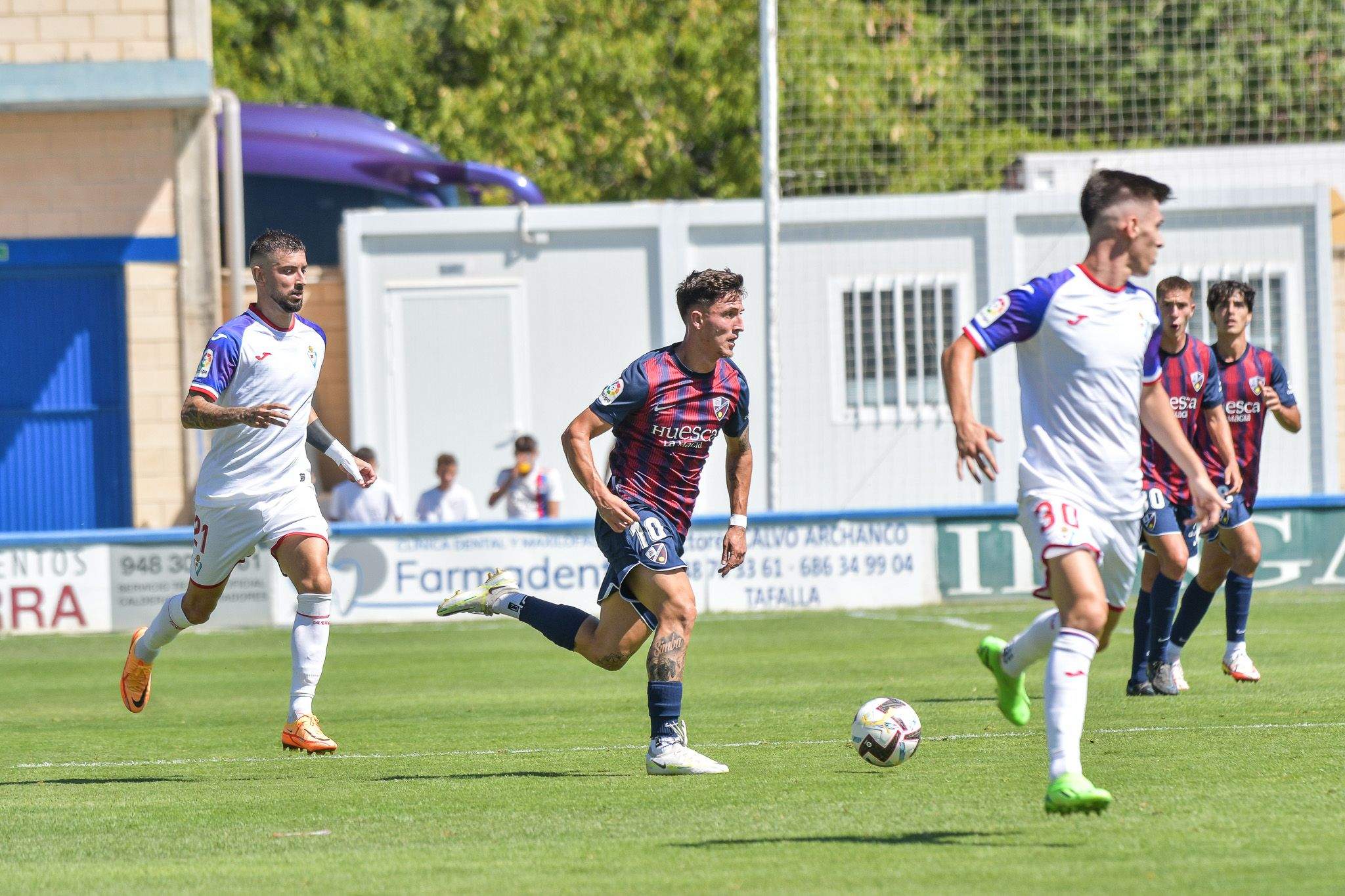 Dani Escriche conduce un balón en la derrota del Huesca ante el Eibar por 3-1.