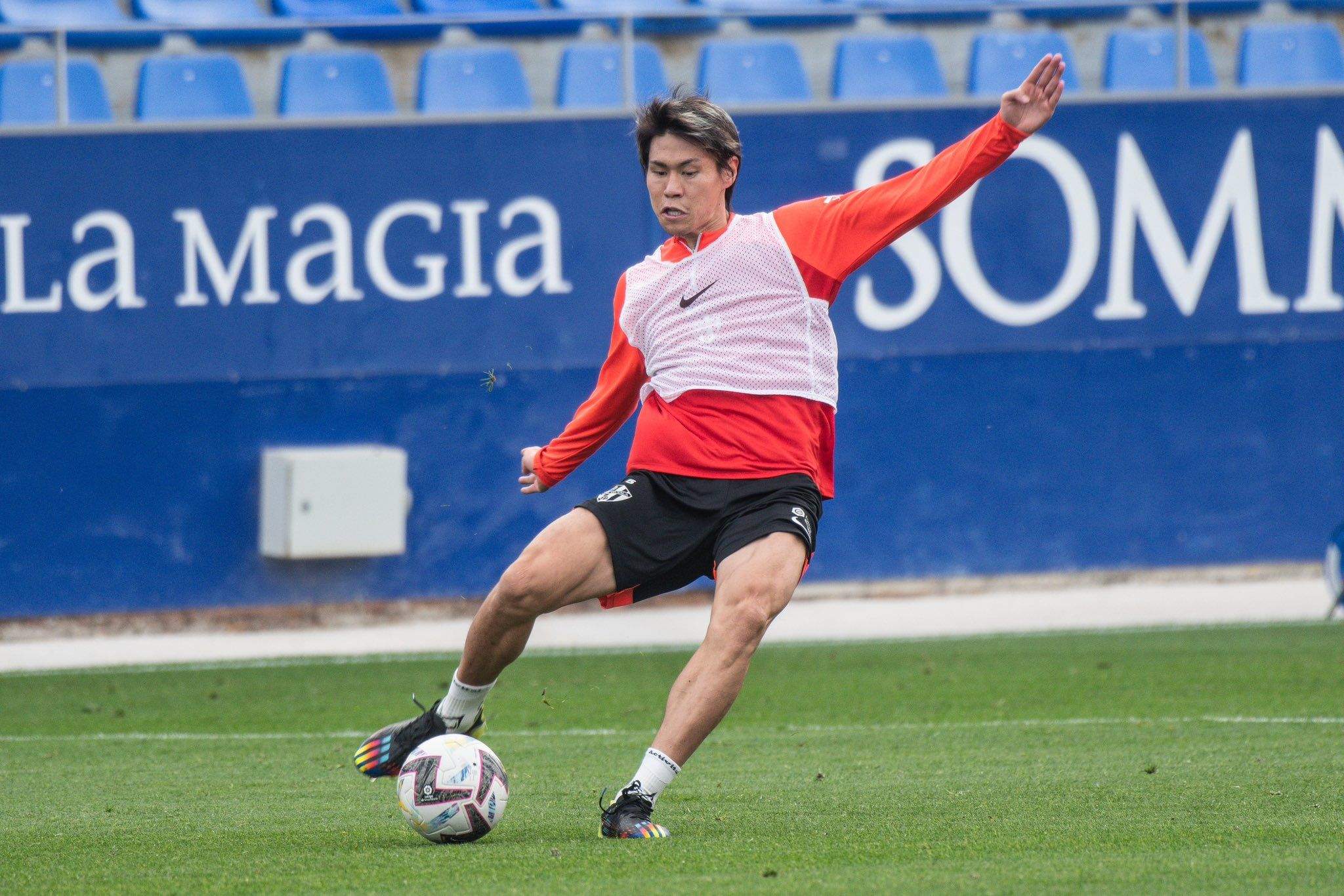 Kento realiza un pase en un entrenamiento con el Huesca. Foto: SD Huesca
