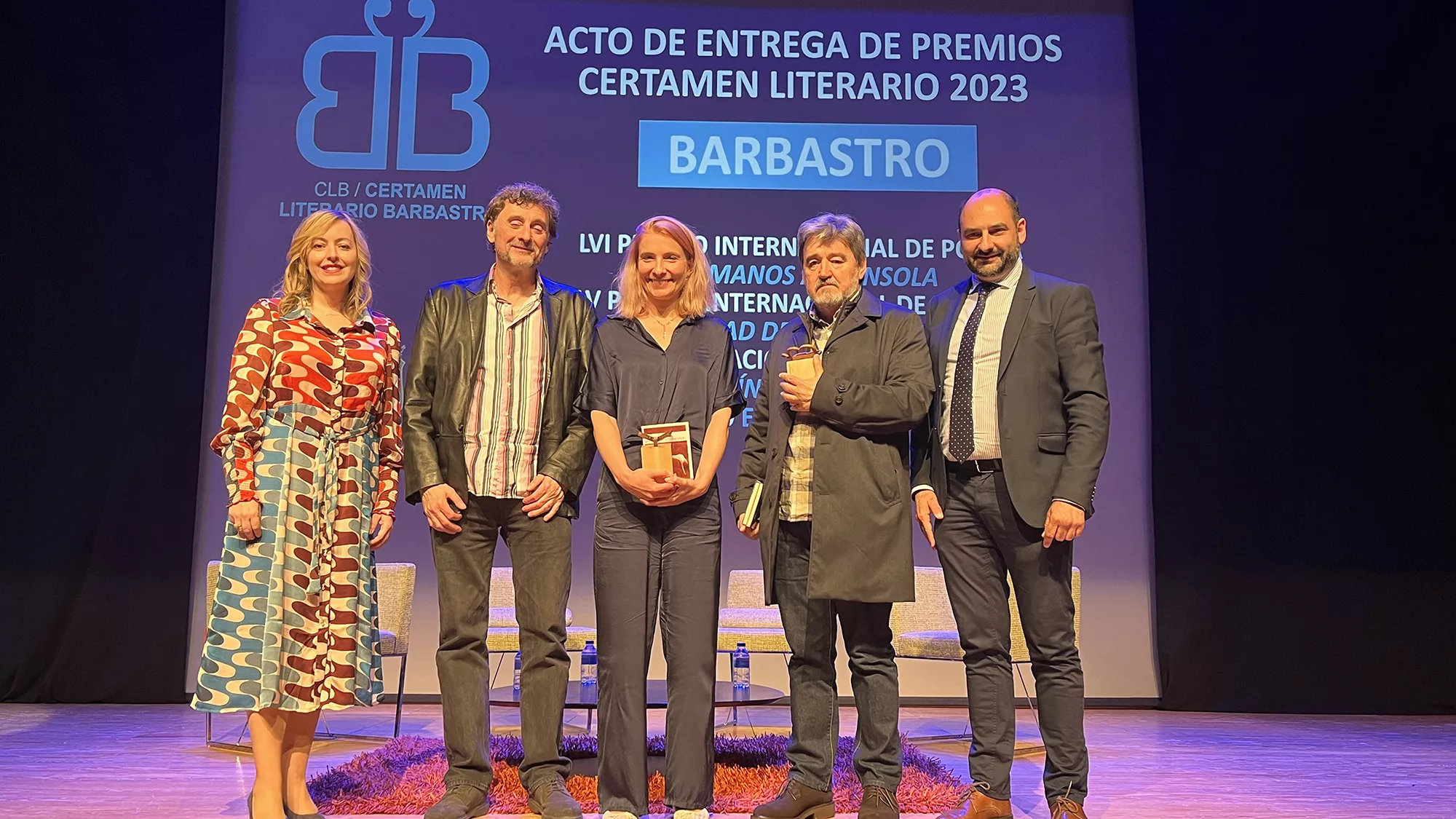 Los premiados del Certamen Literario de Barbastro, entre la concejal de Cultura, Pilar Abad, y el alcalde de Barbastro, Fernando Torres.