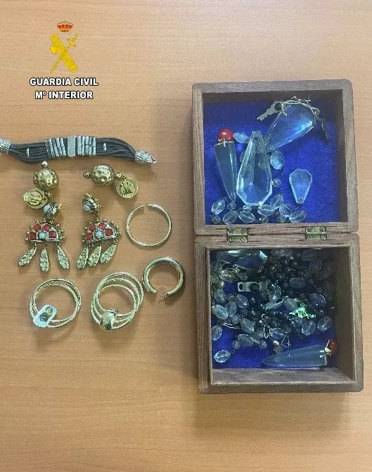 Joyas y otros objetos incautados por la Guardia Civil tras un robo en Quicena
