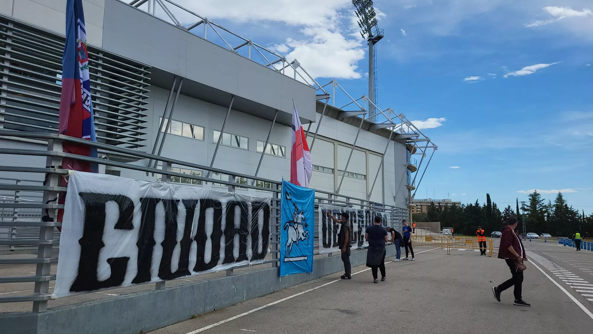Imágenes del recibimiento del Huesca a su llegada a El Alcoraz. Foto: Adrián Mora