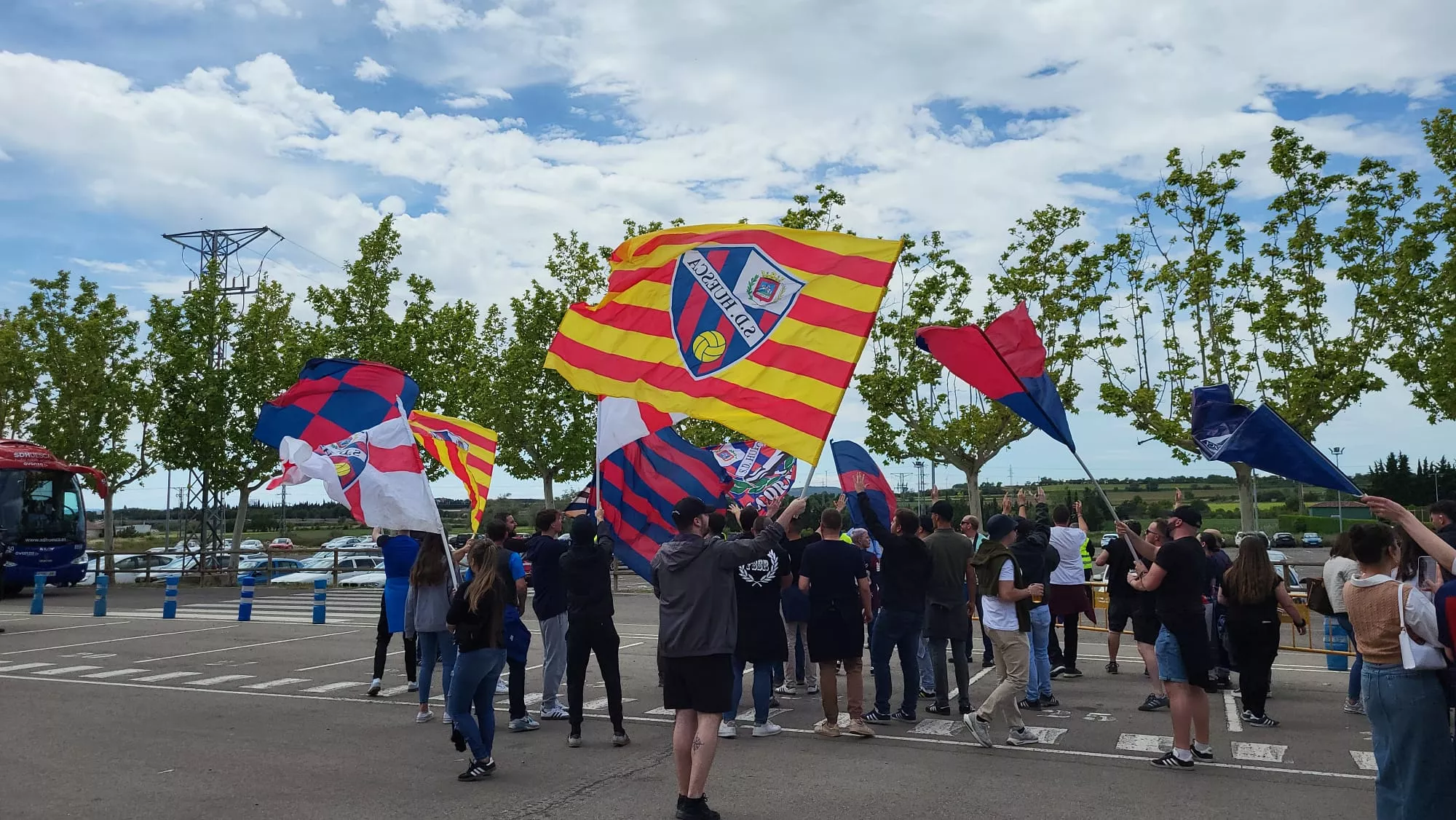 Imágenes del recibimiento del Huesca a su llegada a El Alcoraz. Foto: Adrián Mora
