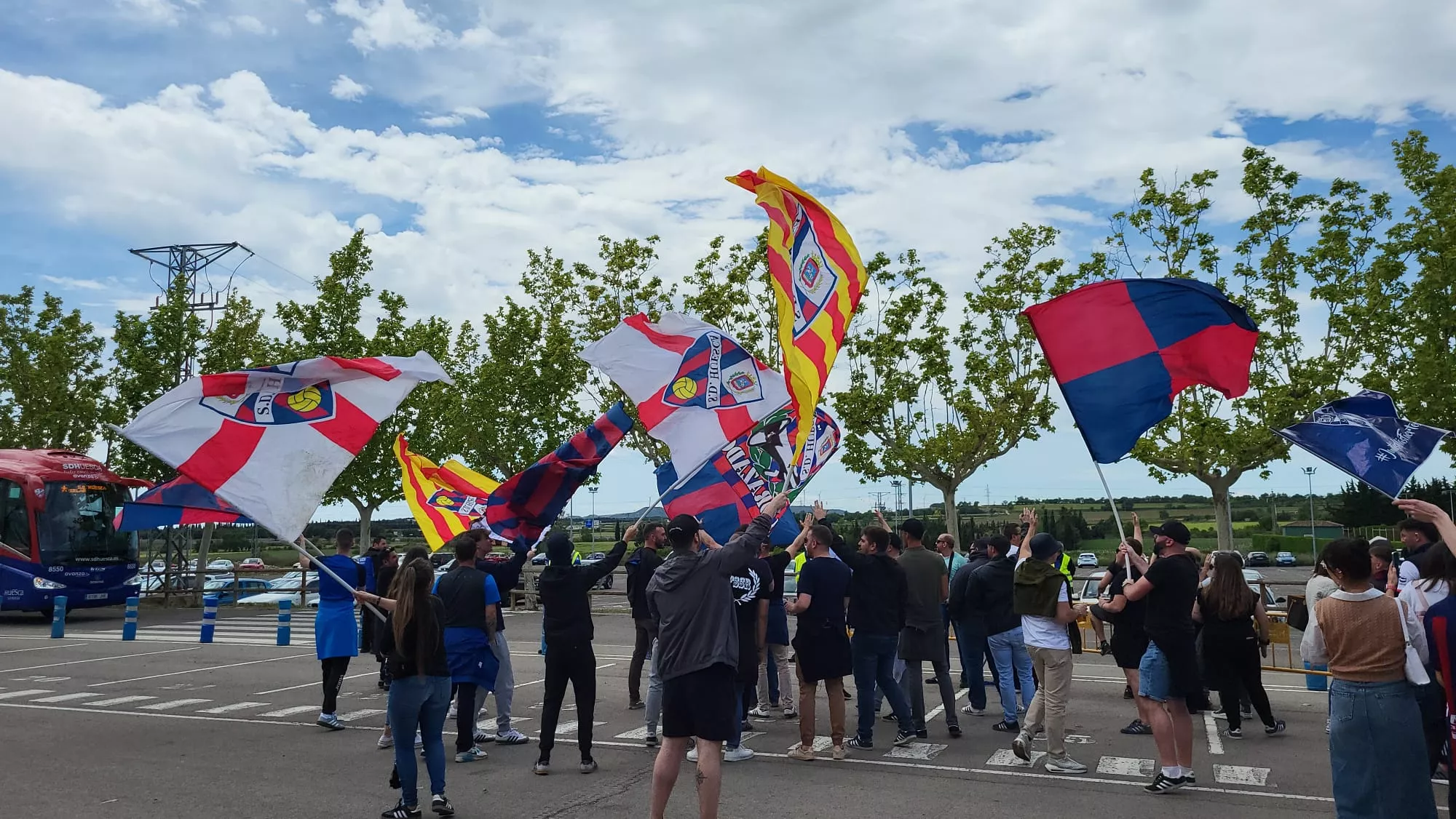 Imágenes del recibimiento del Huesca a su llegada a El Alcoraz. Foto: Adrián Mora