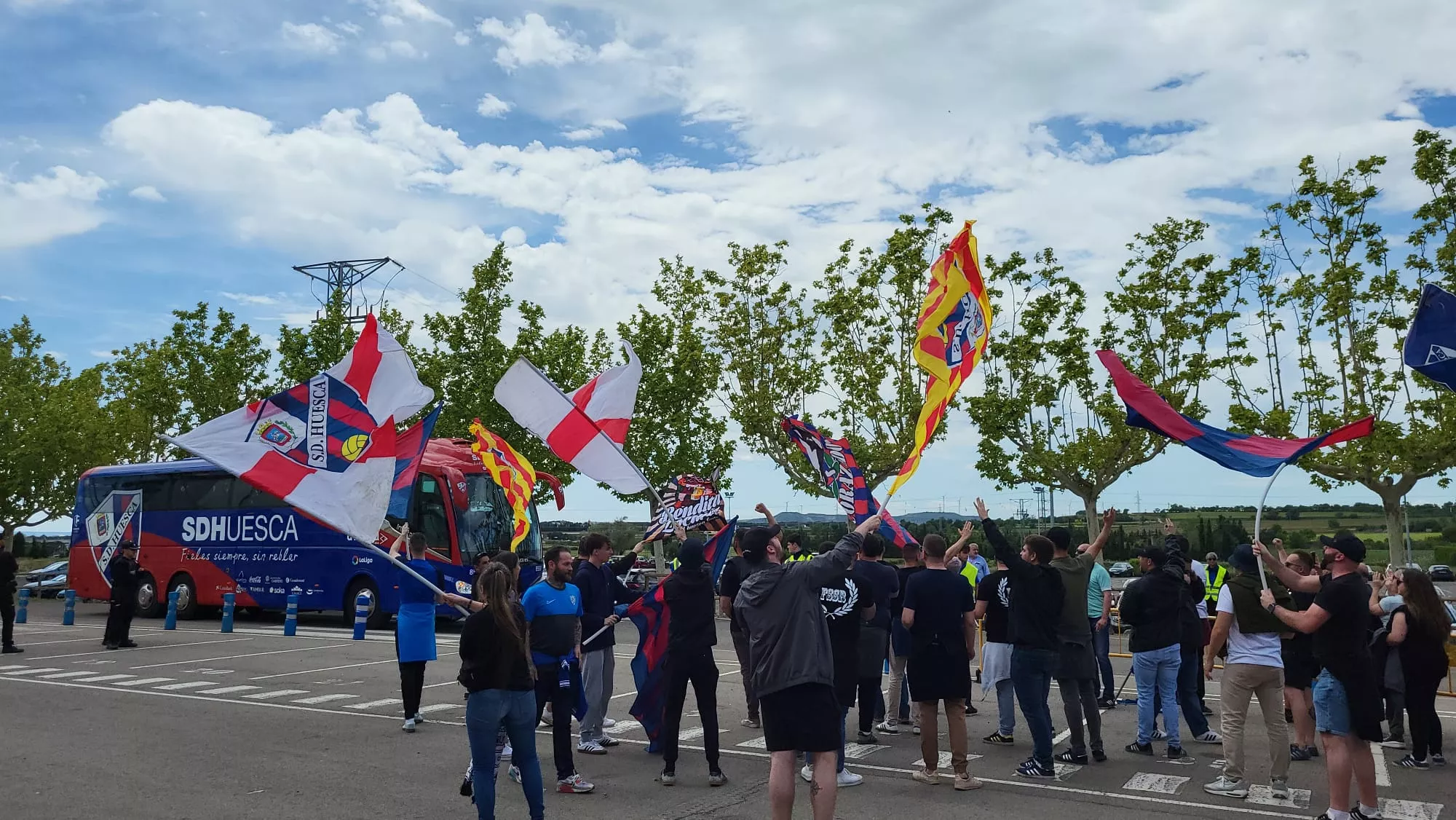 Imágenes del recibimiento del Huesca a su llegada a El Alcoraz. Foto: Adrián Mora