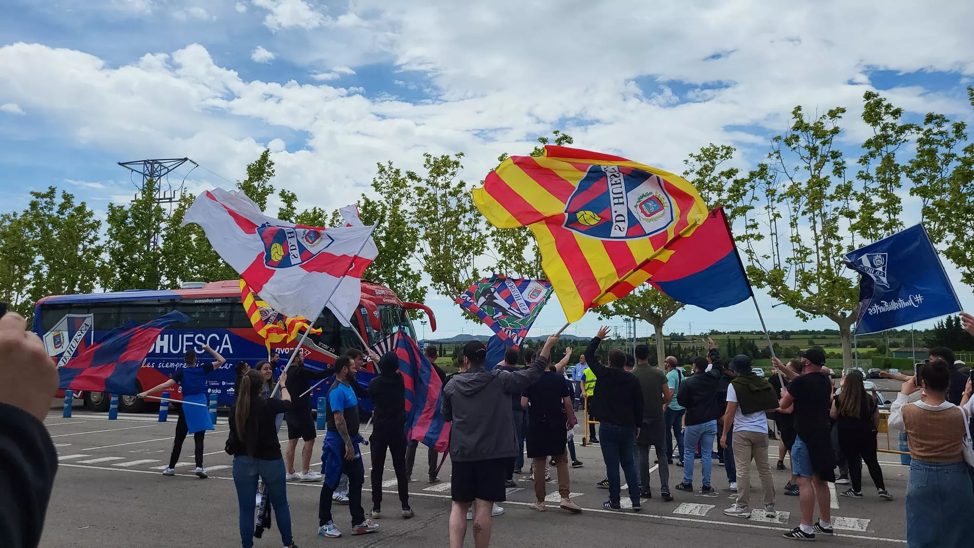 Imágenes del recibimiento del Huesca a su llegada a El Alcoraz. Foto: Adrián Mora