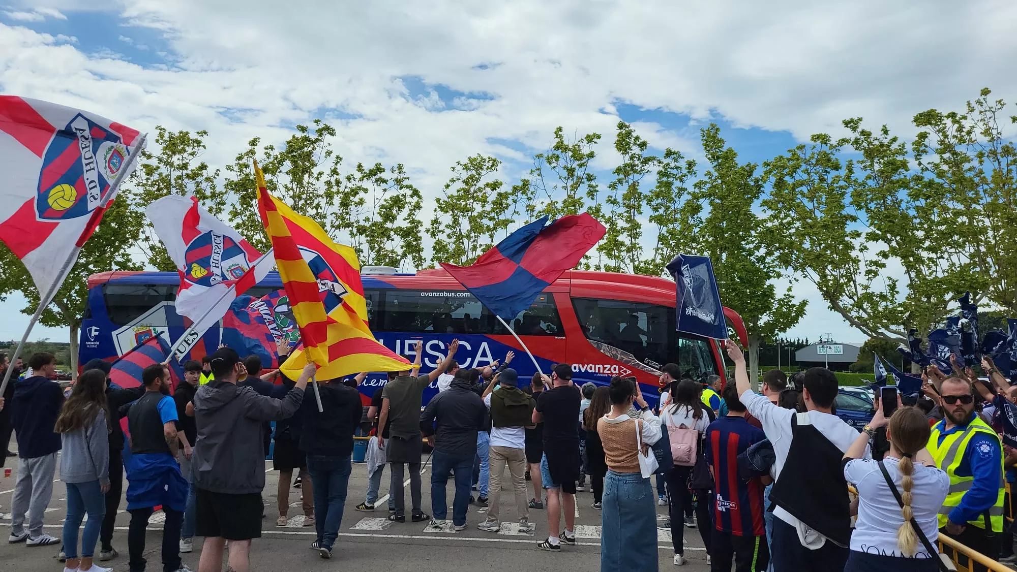 Imágenes del recibimiento del Huesca a su llegada a El Alcoraz. Foto: Adrián Mora