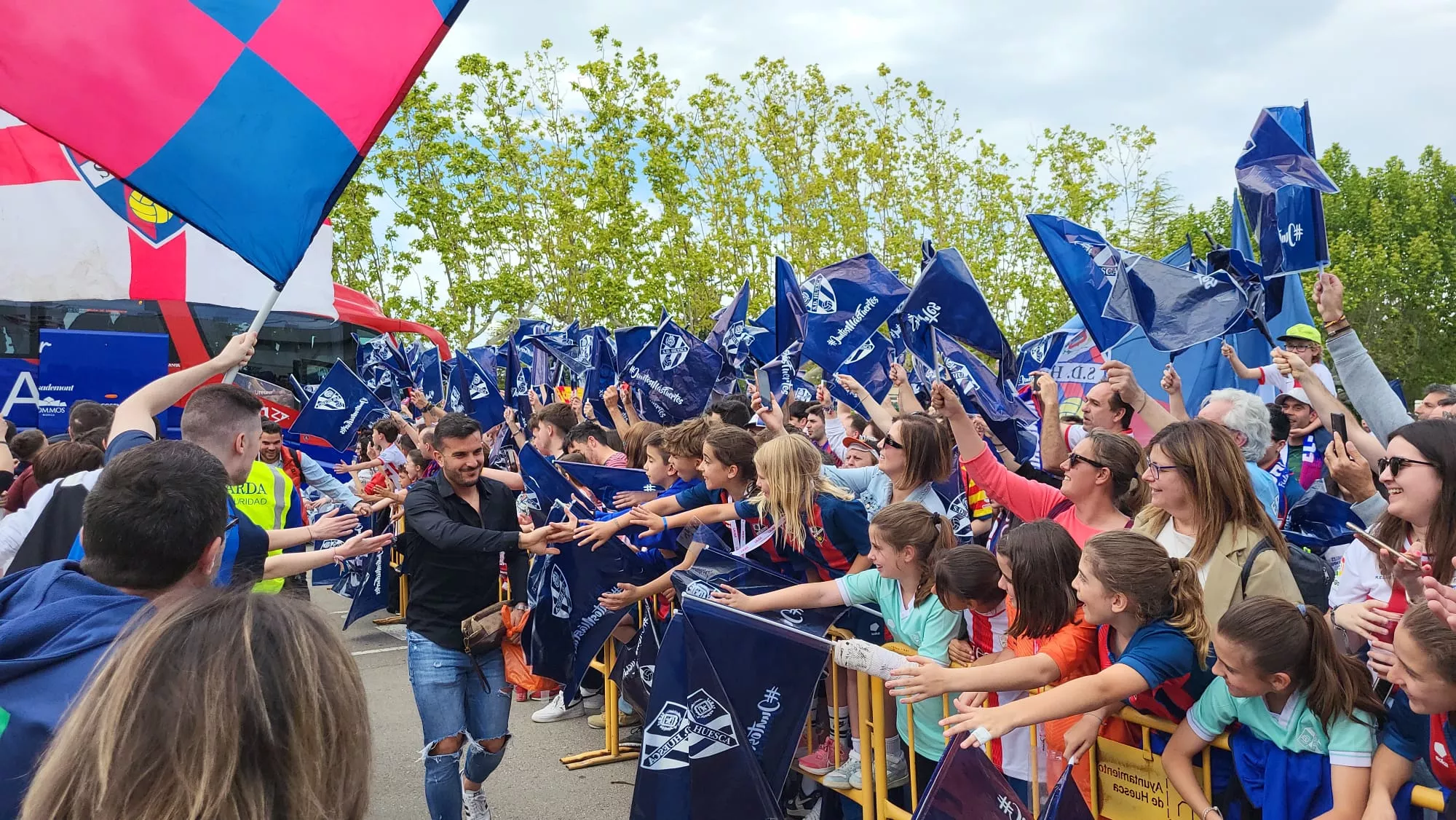 Imágenes del recibimiento del Huesca a su llegada a El Alcoraz. Foto: Adrián Mora