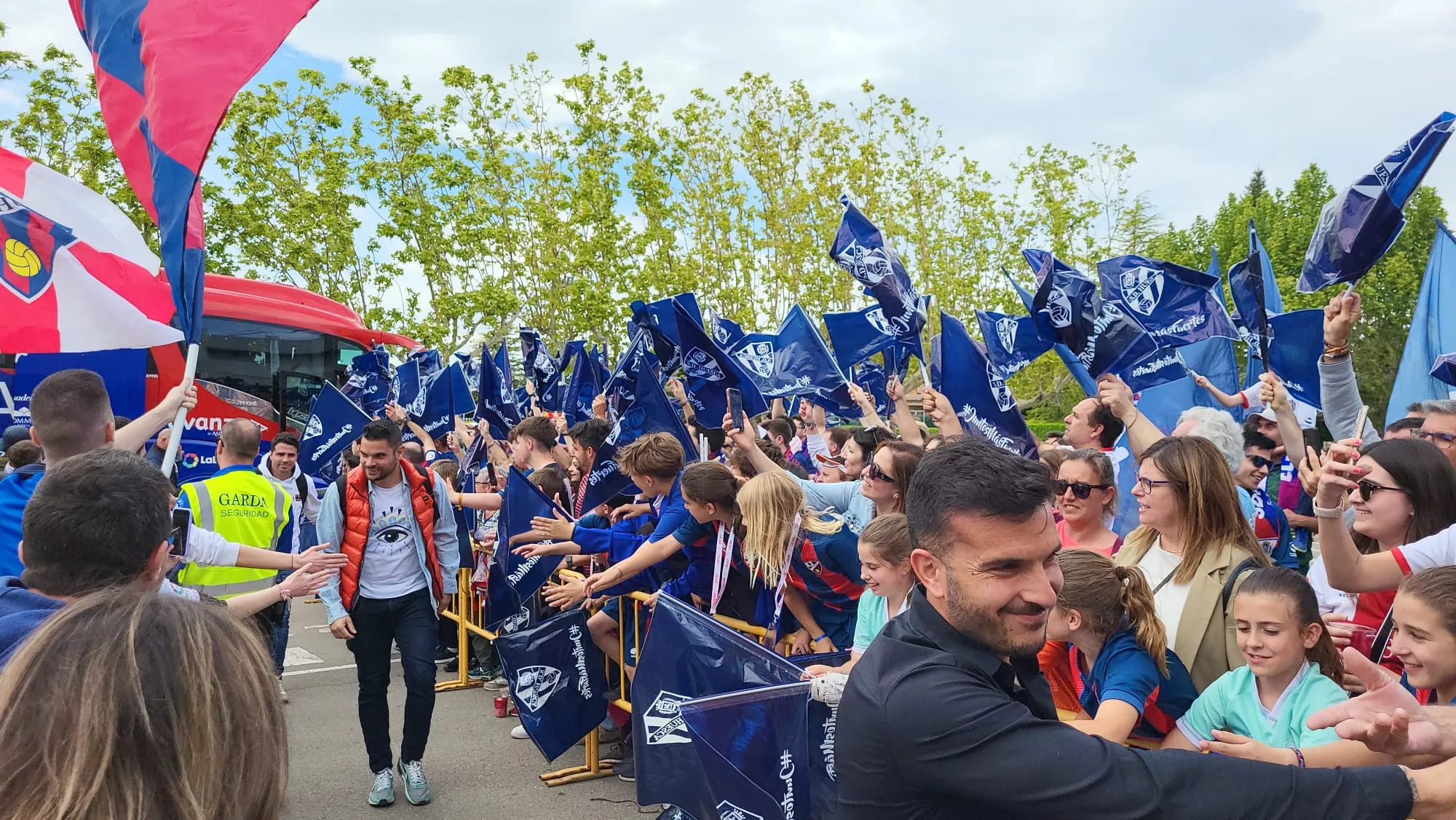 Imágenes del recibimiento del Huesca a su llegada a El Alcoraz. Foto: Adrián Mora