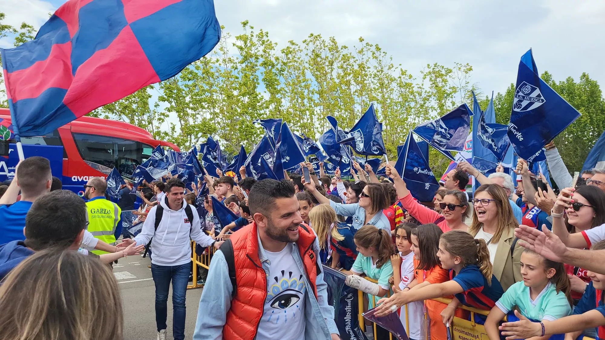 Imágenes del recibimiento del Huesca a su llegada a El Alcoraz. Foto: Adrián Mora